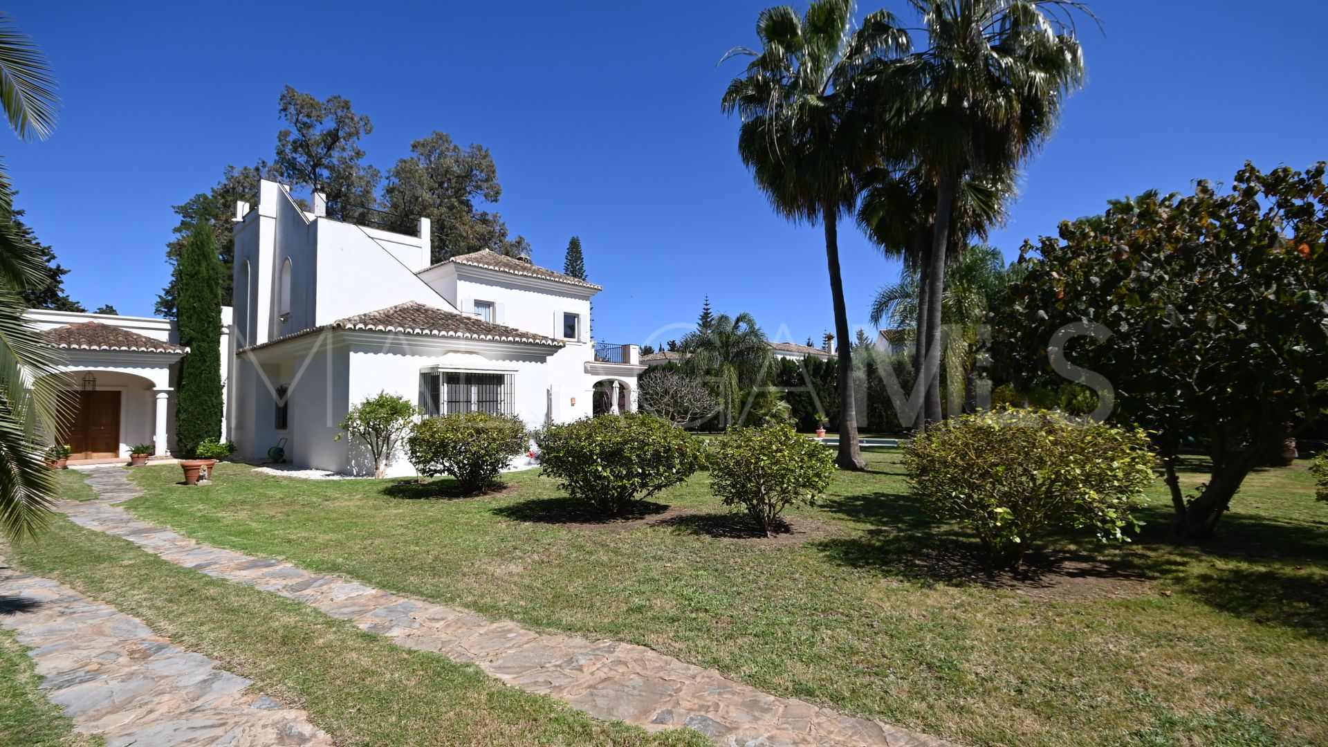 Villa for sale in Guadalmina Baja