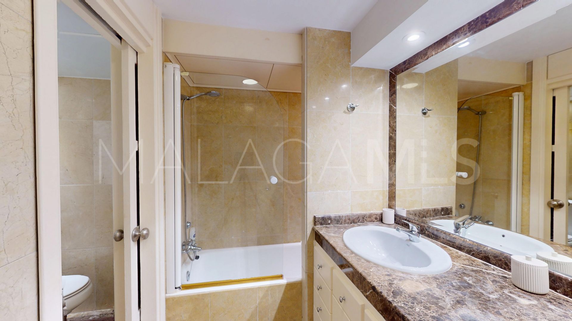 Se vende apartamento in Playas del Duque de 2 bedrooms