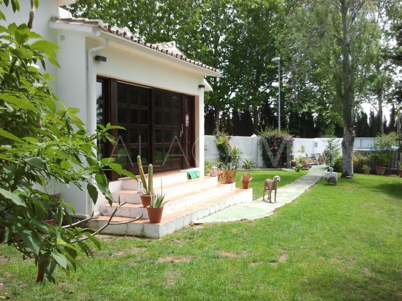 Buy villa in Guadalmina Alta with 3 bedrooms