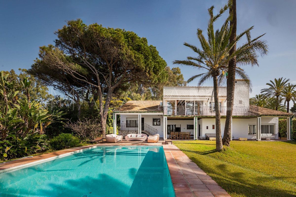 Villa for sale in Los Monteros