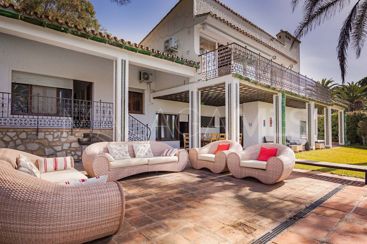 Villa for sale in Los Monteros