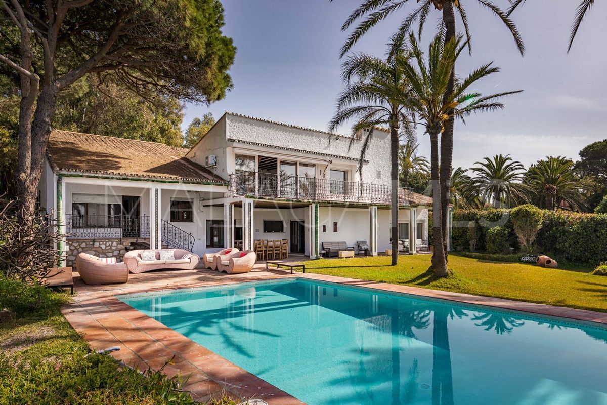 Villa for sale in Los Monteros