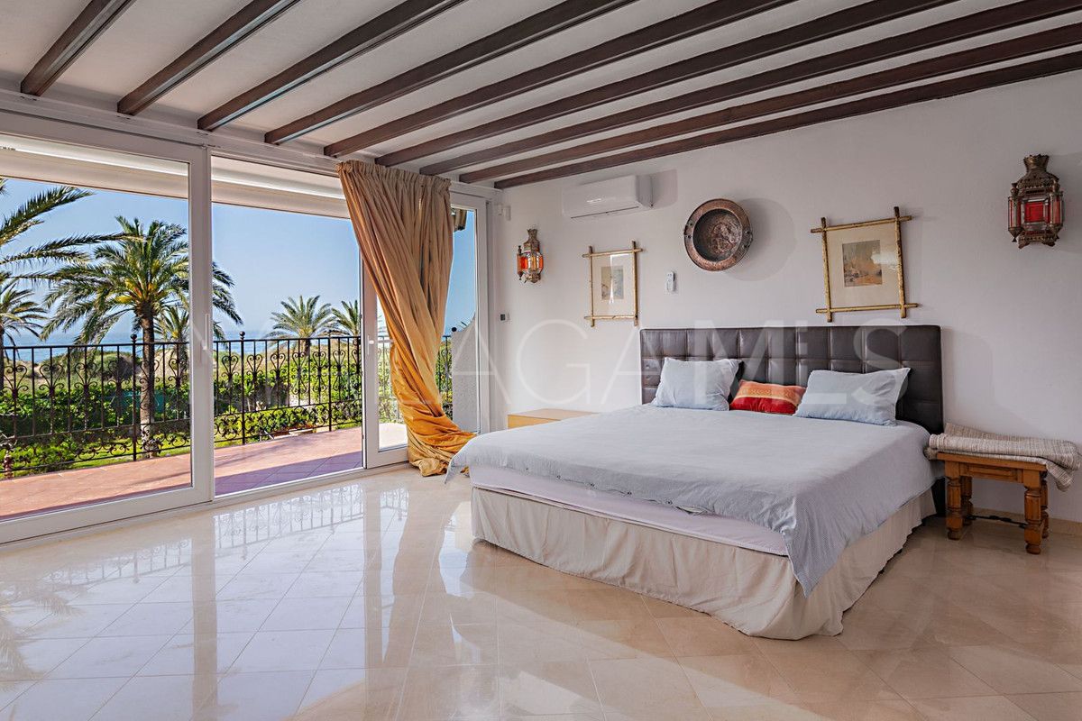 Villa for sale in Los Monteros