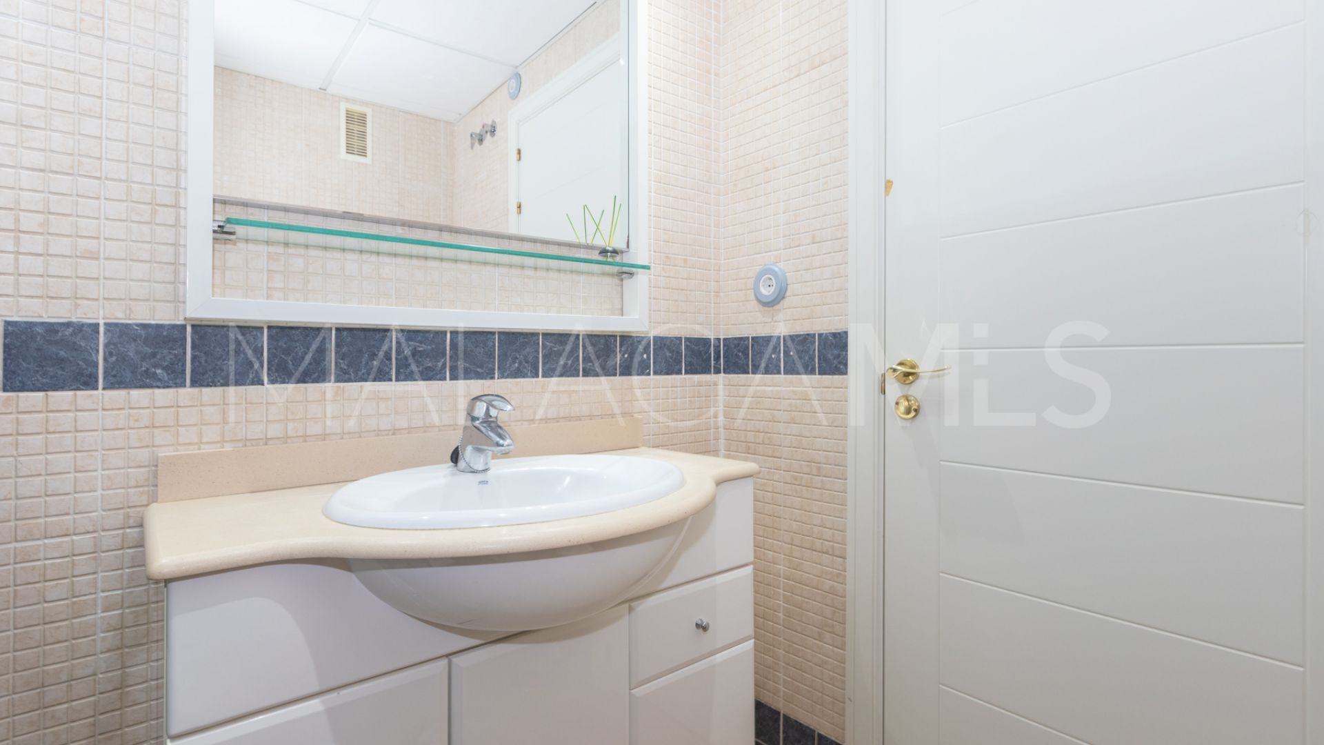 Flat for sale in Estepona Puerto