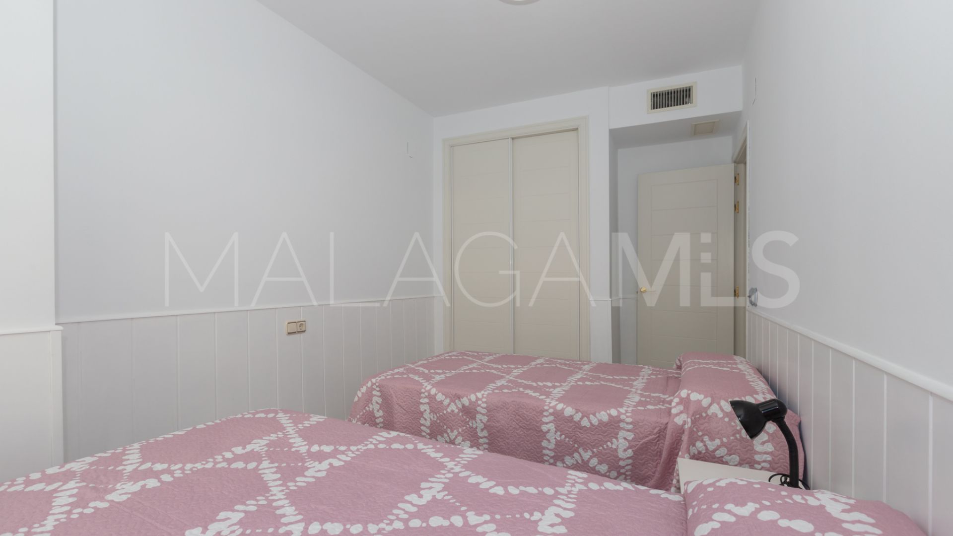 Flat for sale in Estepona Puerto