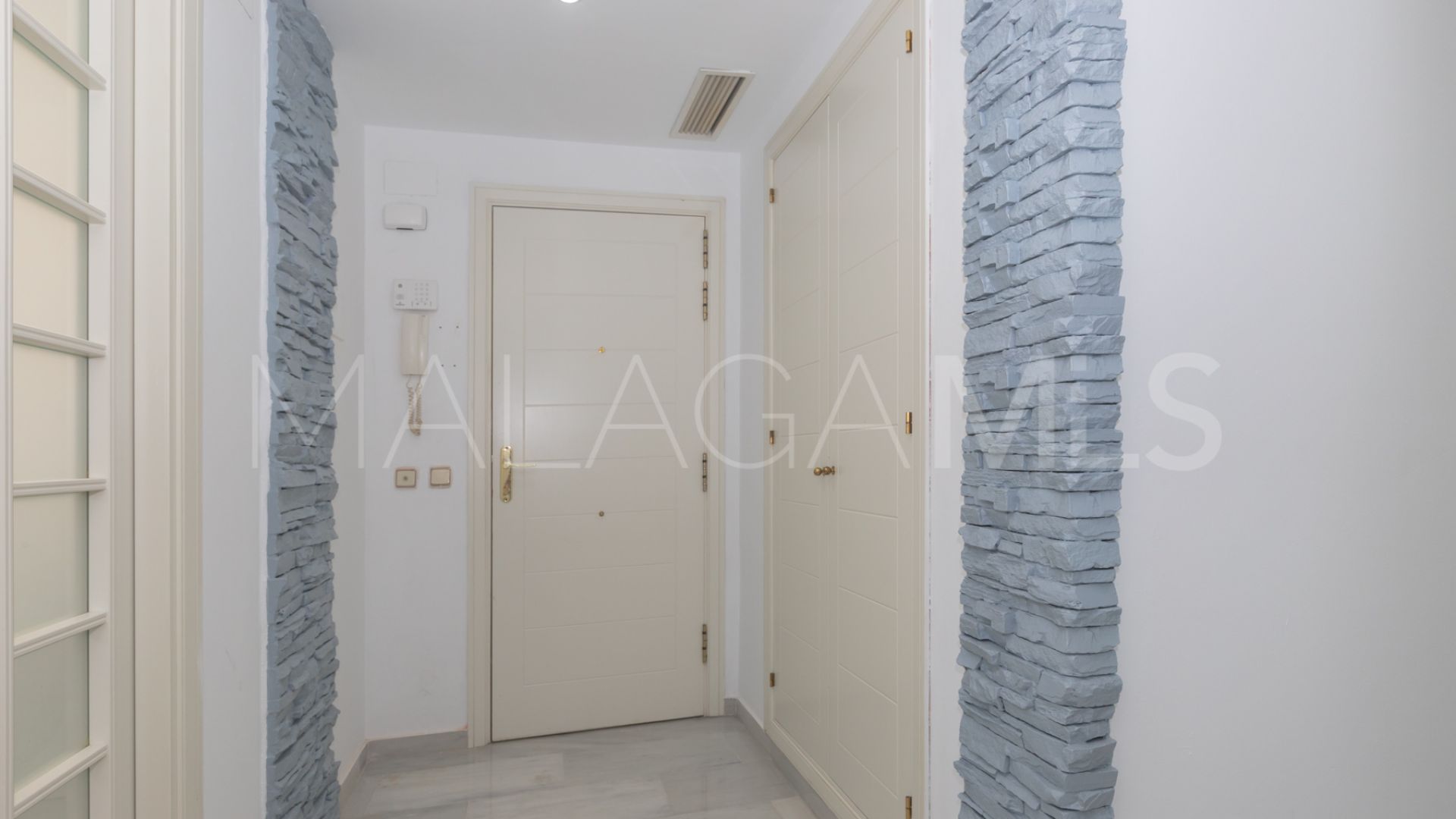 Flat for sale in Estepona Puerto