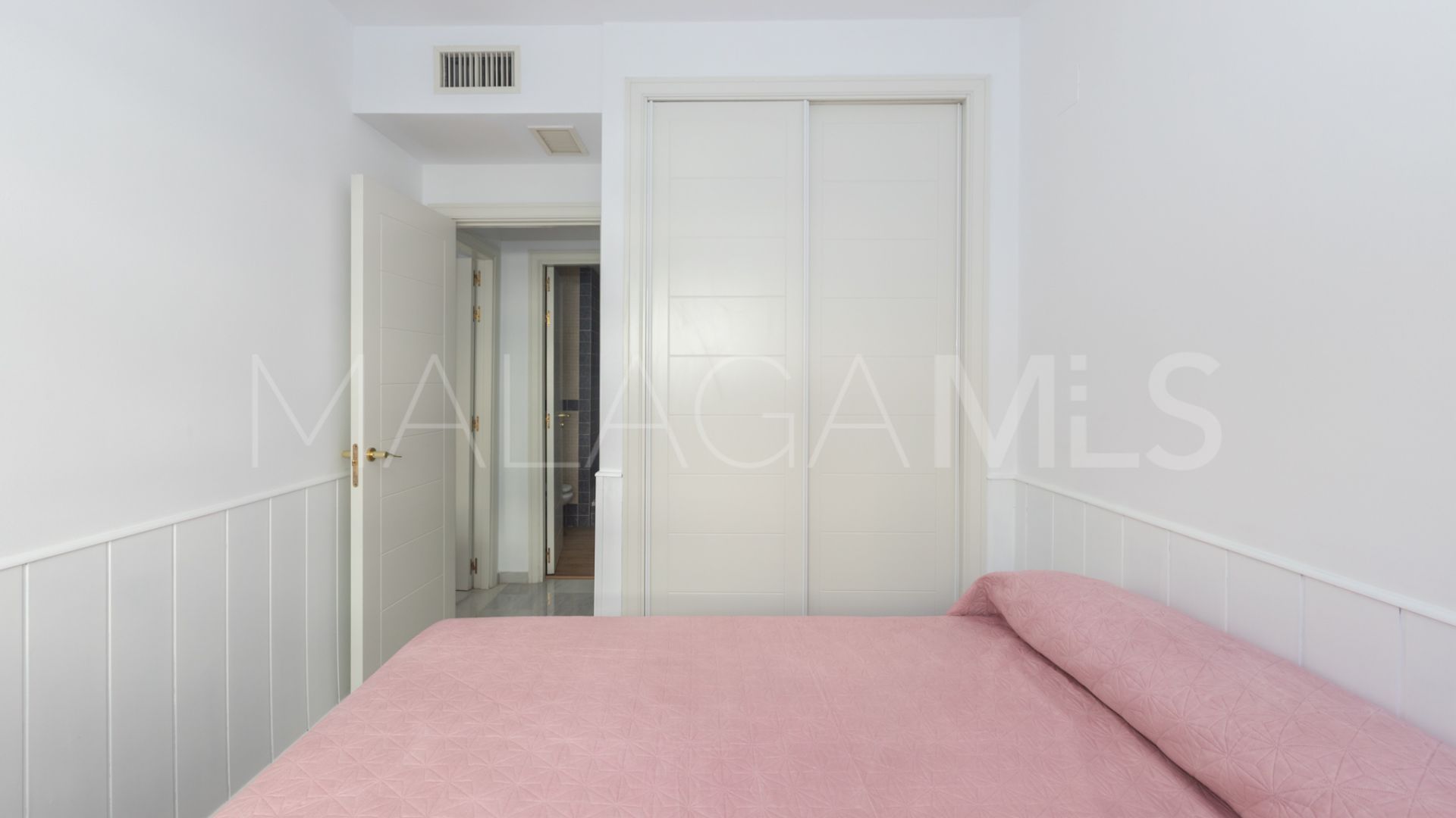 Flat for sale in Estepona Puerto