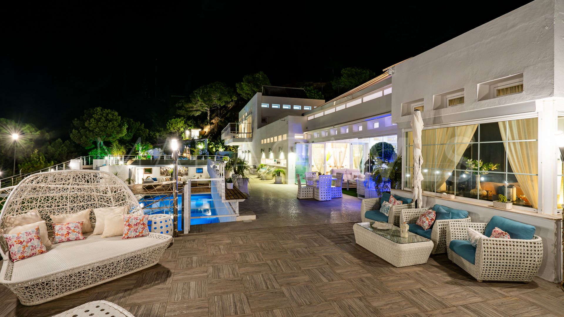 Villa for sale in Los Reales - Sierra Estepona with 6 bedrooms