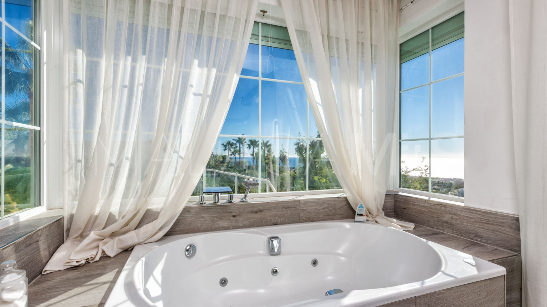 Villa for sale in Los Reales - Sierra Estepona with 6 bedrooms