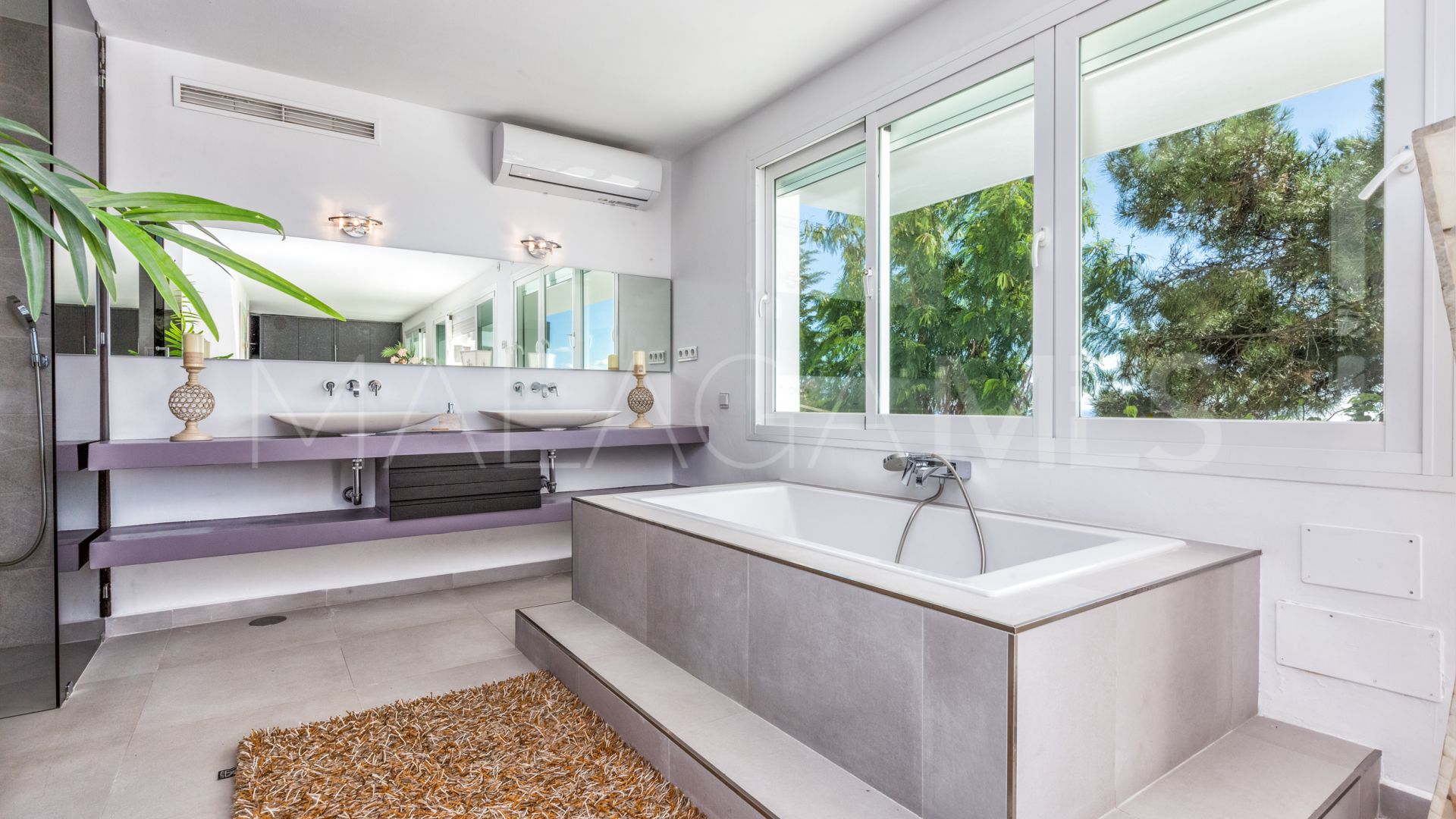 Villa for sale in Los Reales - Sierra Estepona with 6 bedrooms