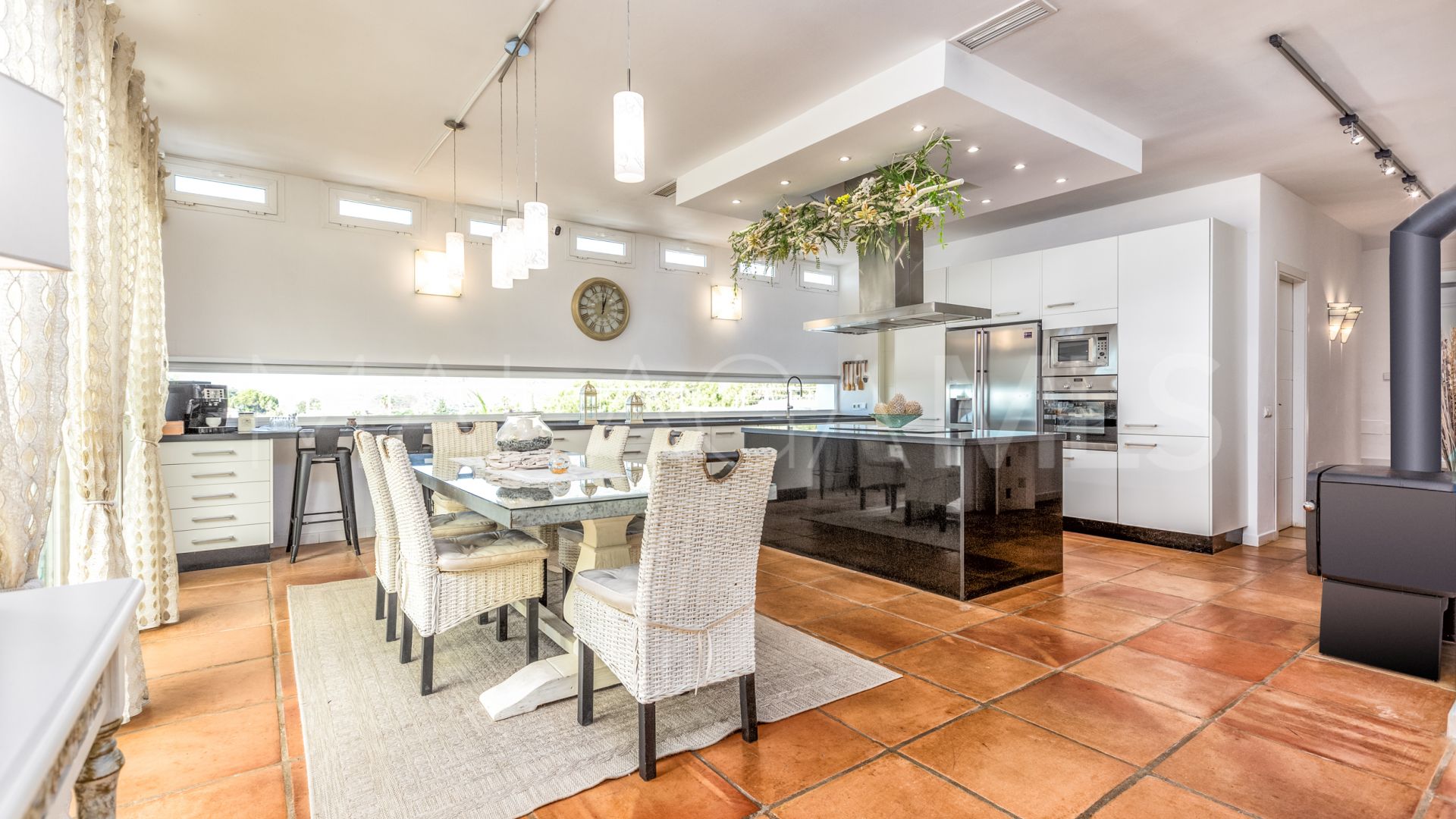 Villa for sale in Los Reales - Sierra Estepona with 6 bedrooms