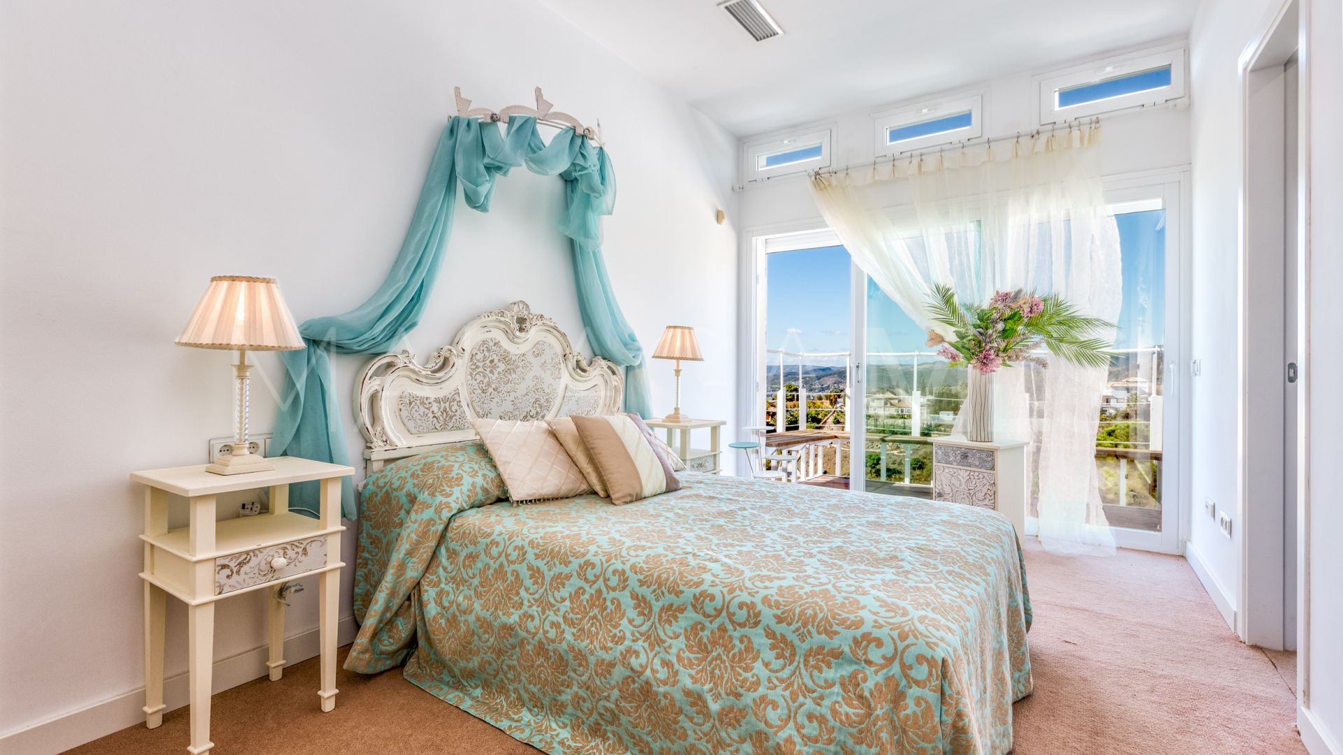 Villa for sale in Los Reales - Sierra Estepona with 6 bedrooms