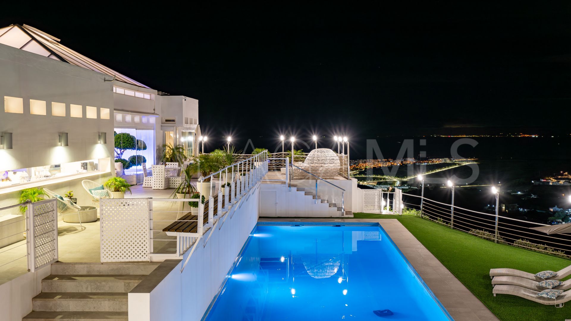 Villa for sale in Los Reales - Sierra Estepona with 6 bedrooms