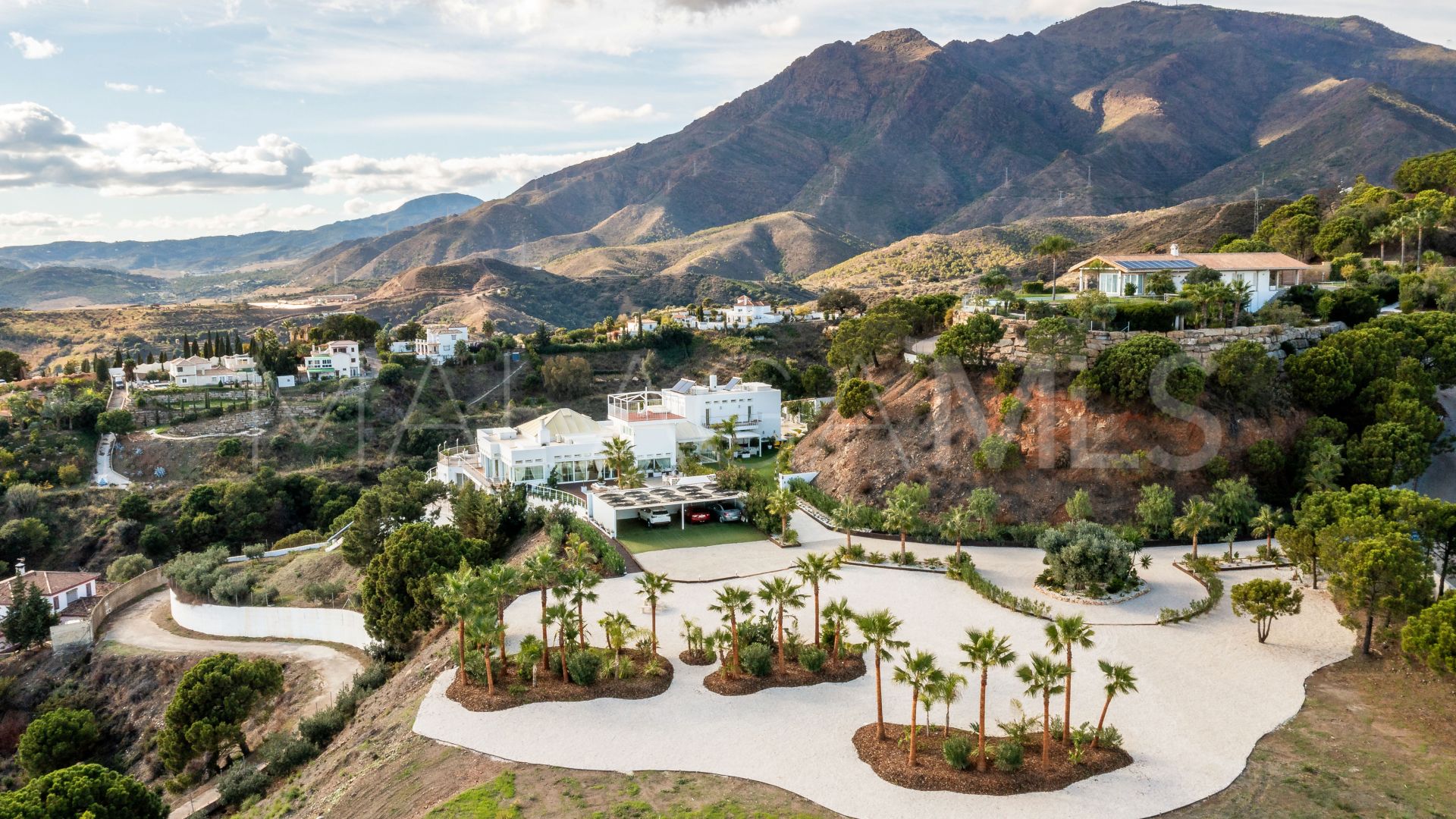 Villa for sale in Los Reales - Sierra Estepona with 6 bedrooms