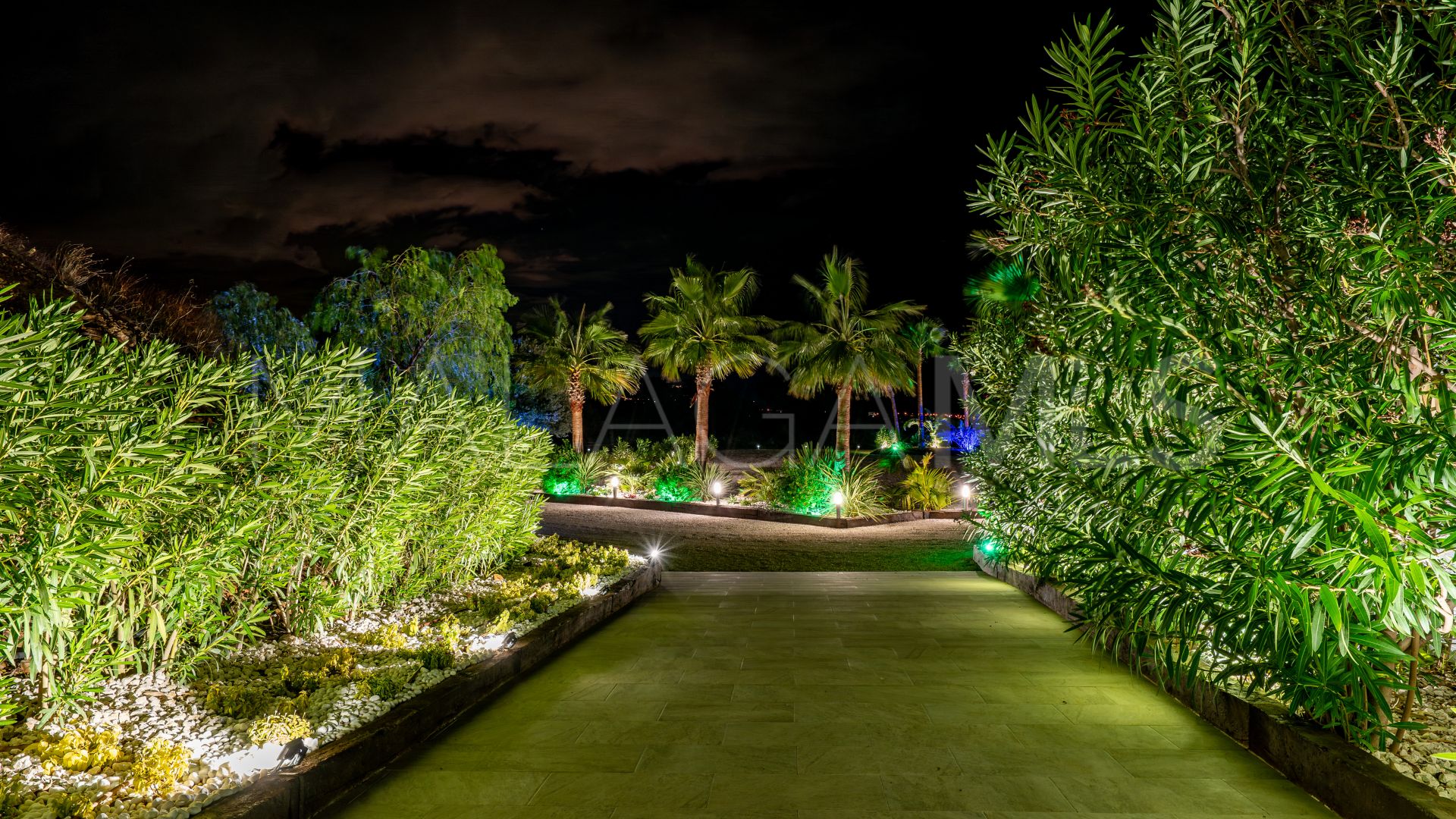 Villa for sale in Los Reales - Sierra Estepona with 6 bedrooms