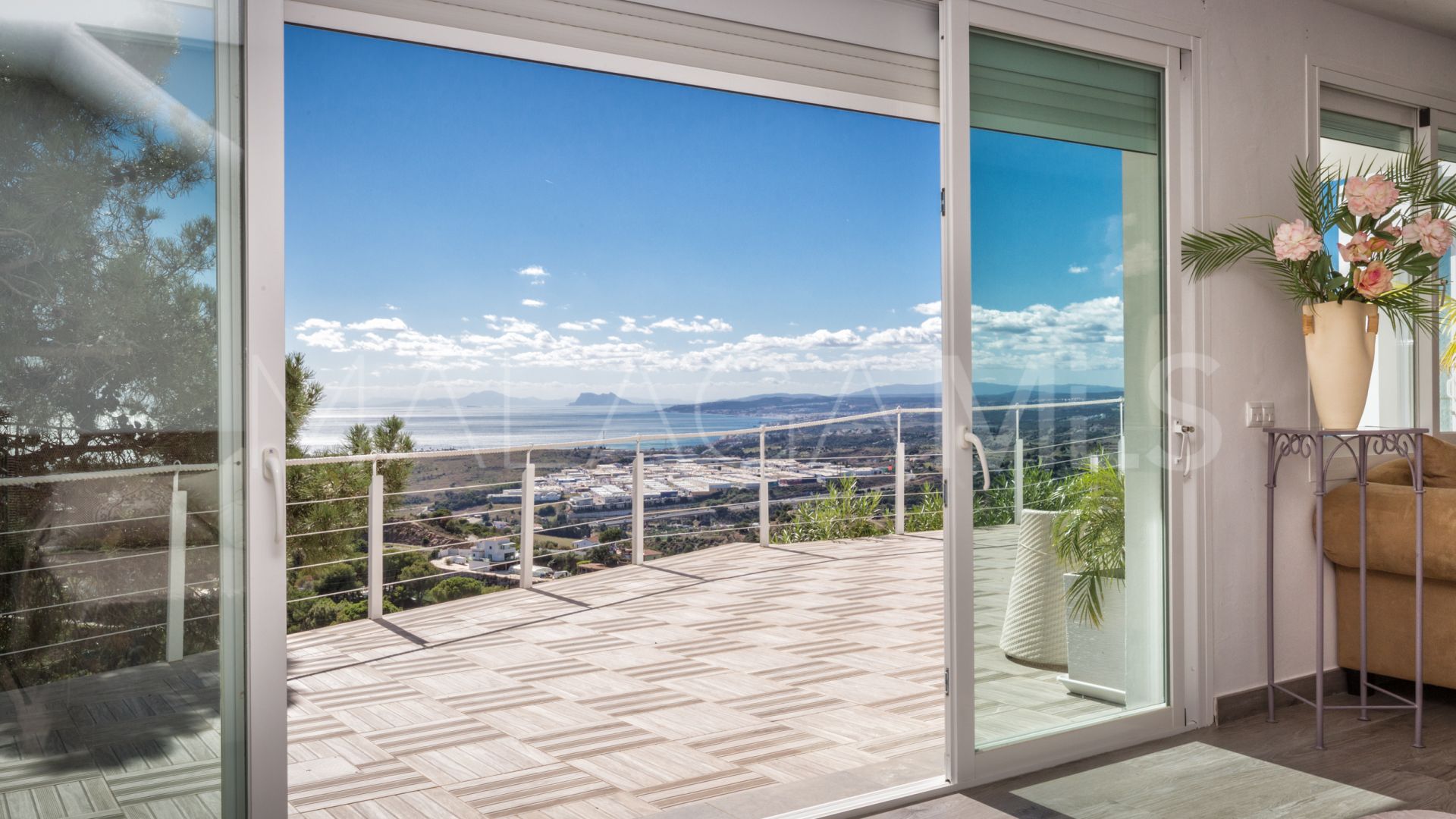 Villa for sale in Los Reales - Sierra Estepona with 6 bedrooms