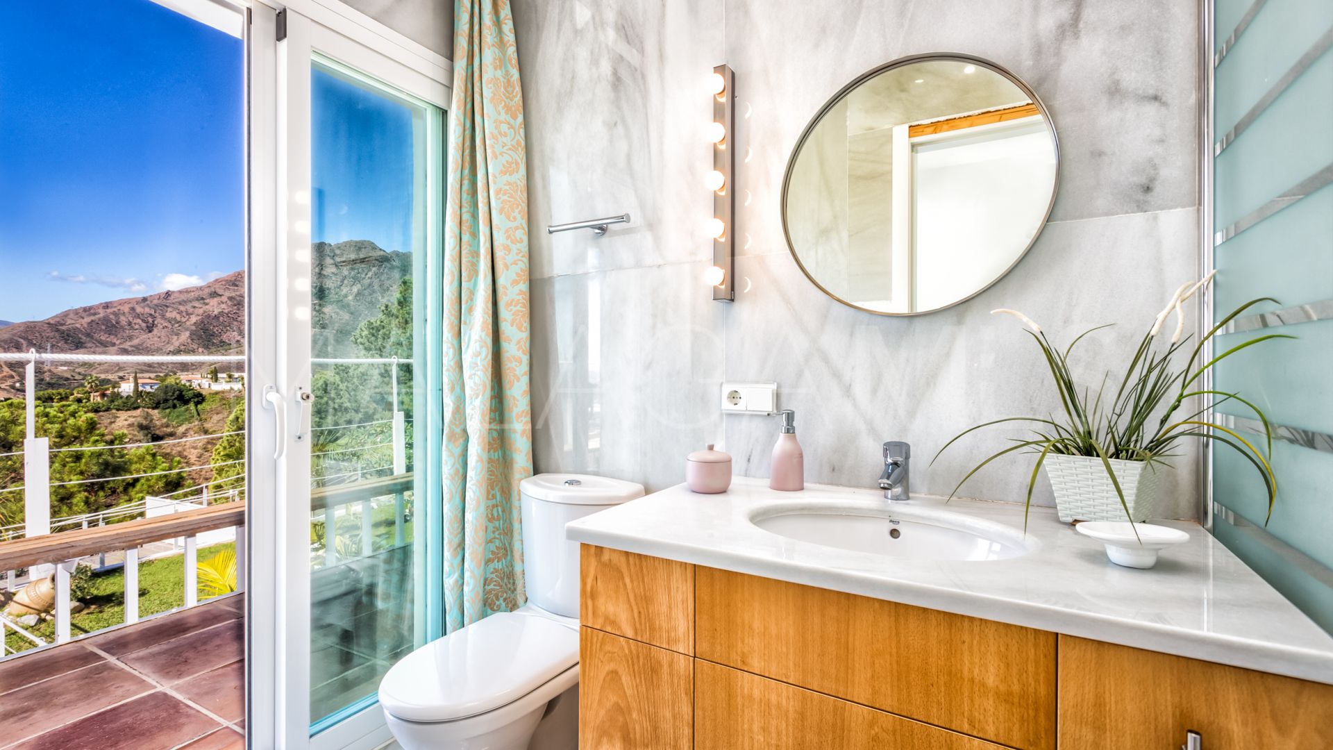 Villa for sale in Los Reales - Sierra Estepona with 6 bedrooms