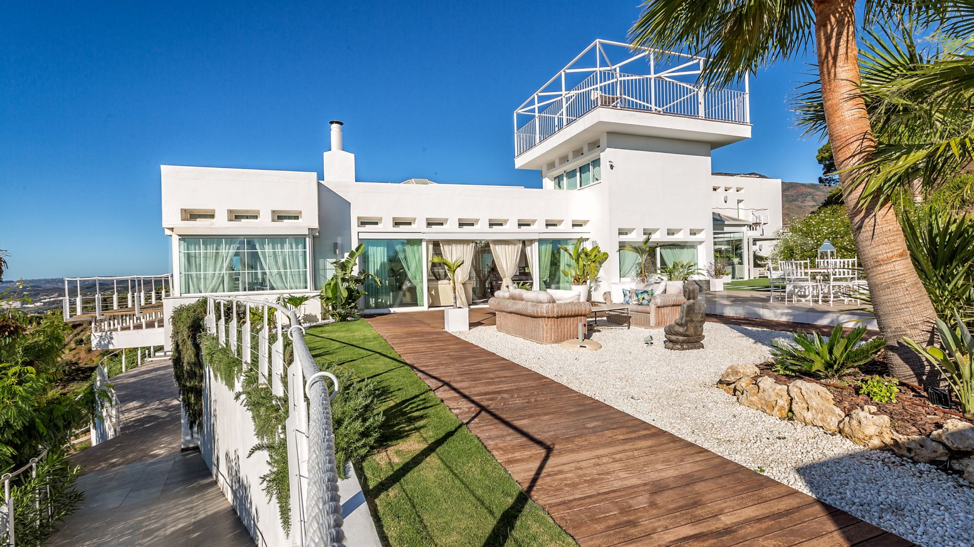 Villa for sale in Los Reales - Sierra Estepona with 6 bedrooms
