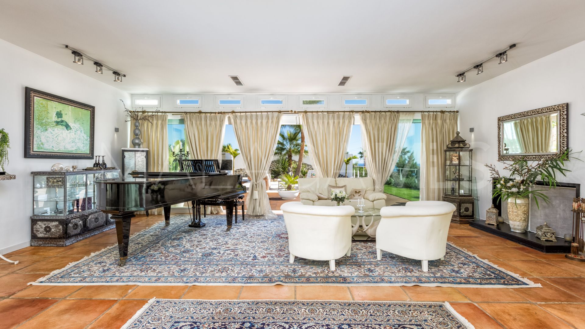 Villa for sale in Los Reales - Sierra Estepona with 6 bedrooms