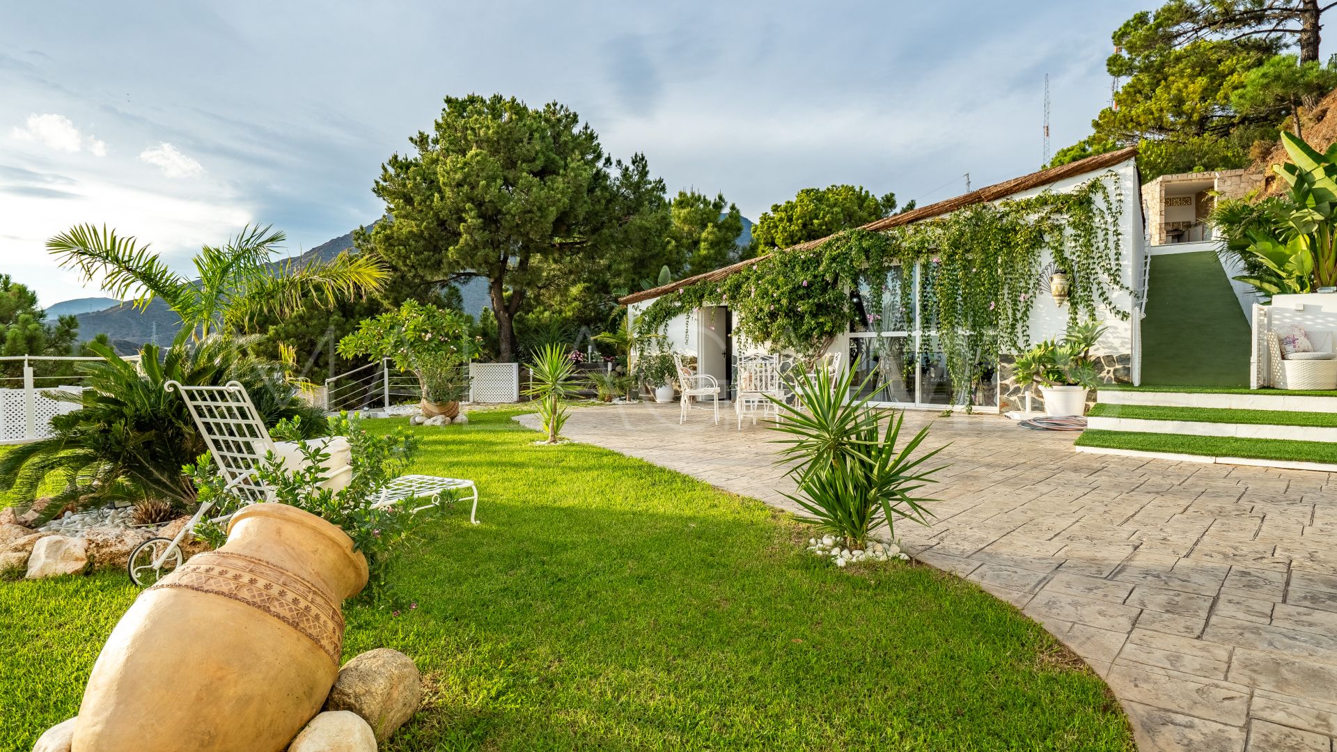 Villa for sale in Los Reales - Sierra Estepona with 6 bedrooms