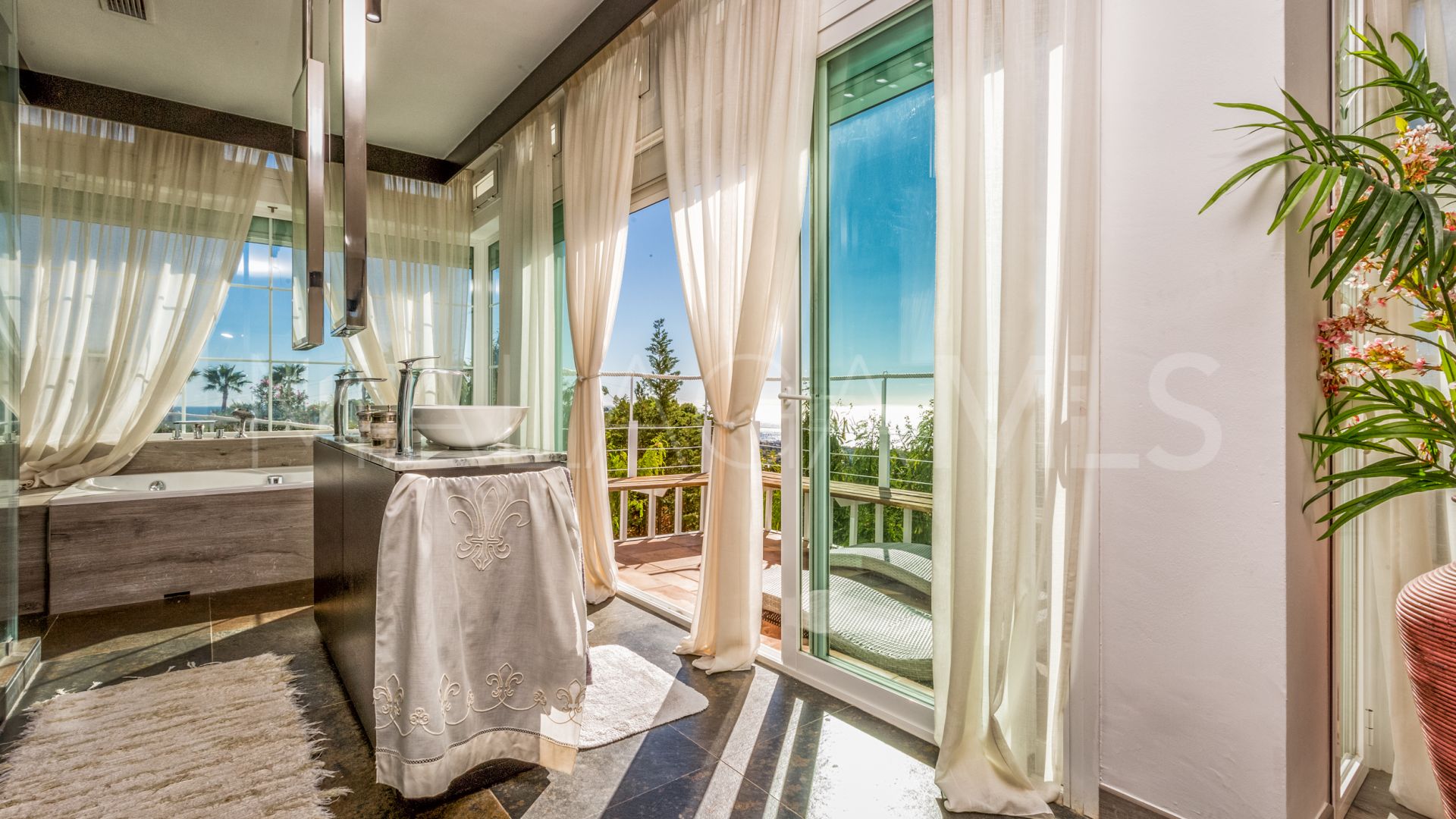 Villa for sale in Los Reales - Sierra Estepona with 6 bedrooms