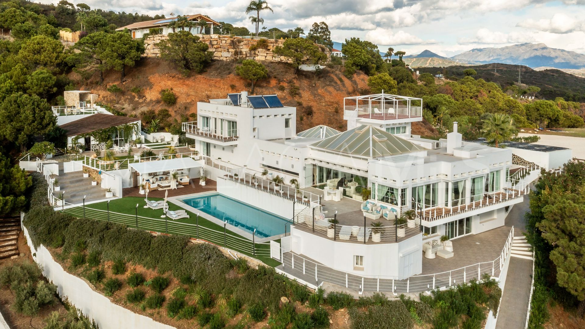 Villa for sale in Los Reales - Sierra Estepona with 6 bedrooms