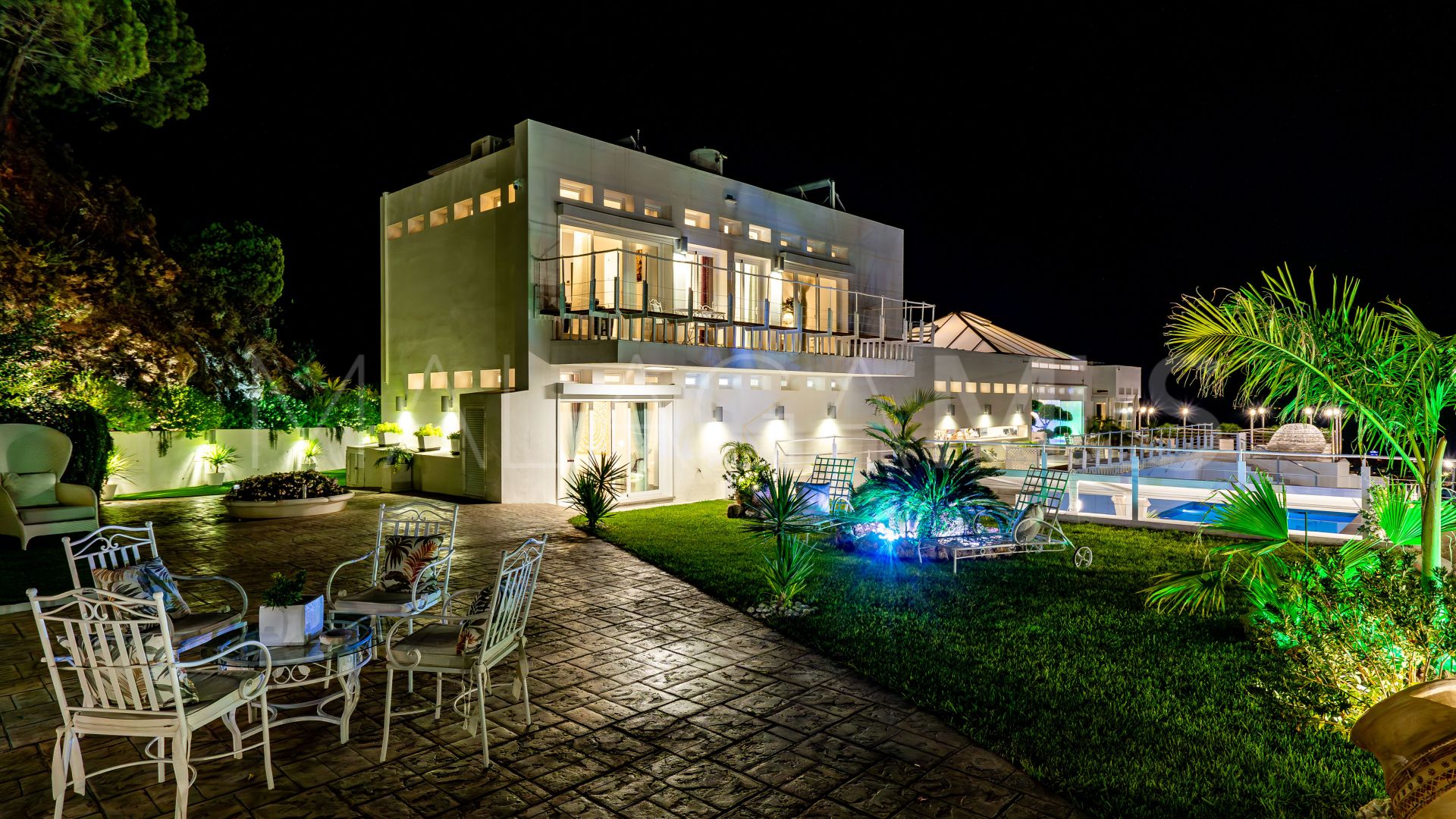 Villa for sale in Los Reales - Sierra Estepona with 6 bedrooms