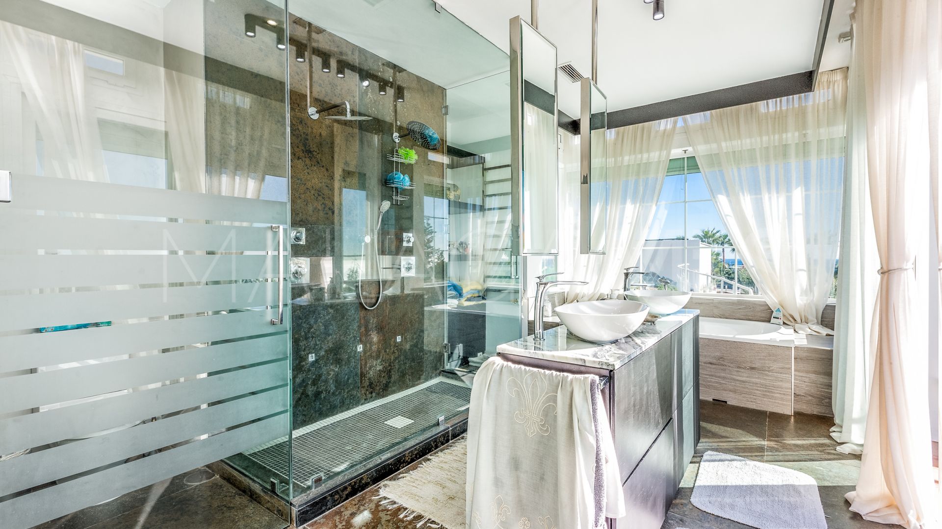 Villa for sale in Los Reales - Sierra Estepona with 6 bedrooms