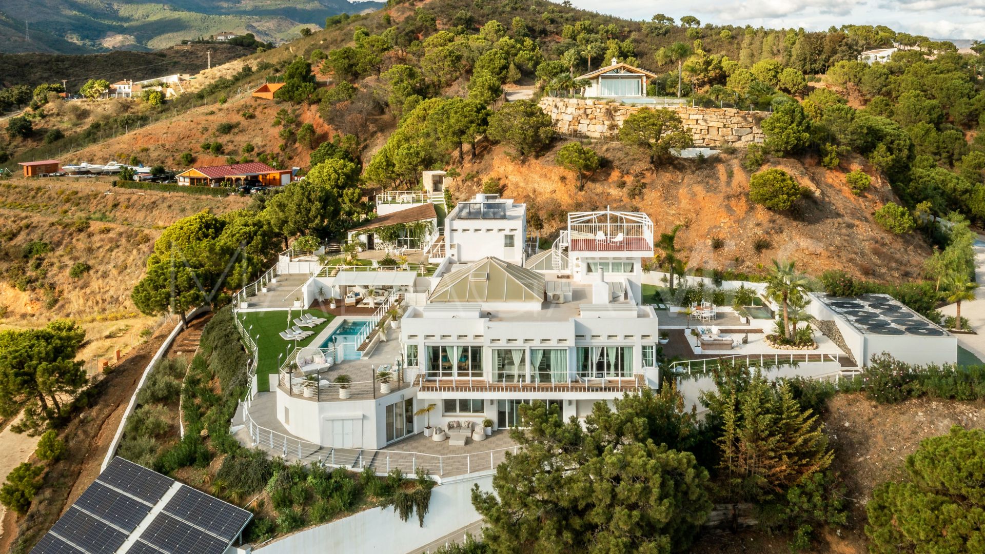 Villa for sale in Los Reales - Sierra Estepona with 6 bedrooms