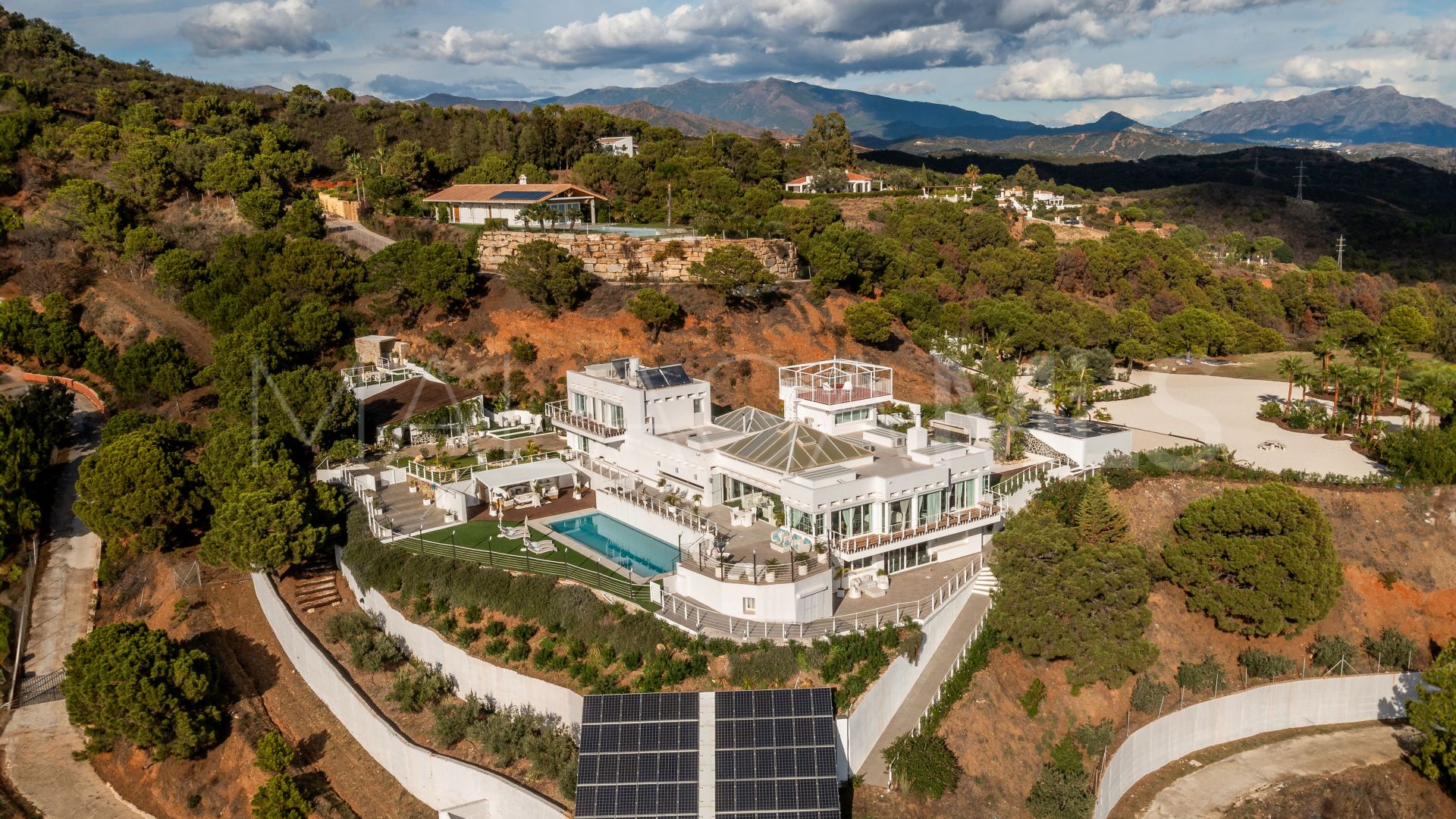 Villa for sale in Los Reales - Sierra Estepona with 6 bedrooms