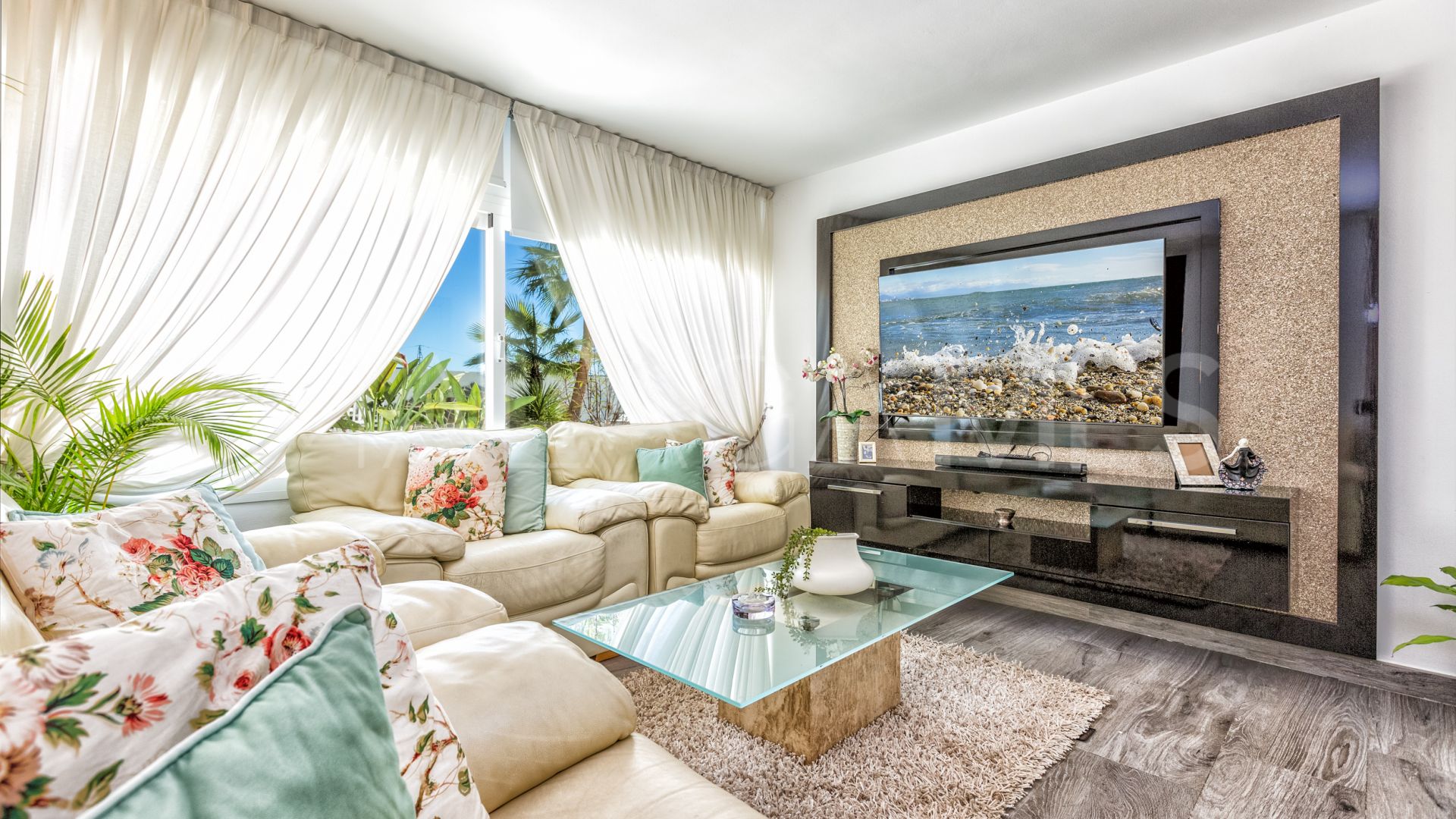 Villa for sale in Los Reales - Sierra Estepona with 6 bedrooms