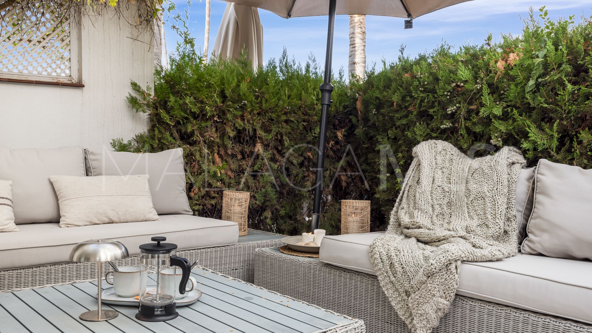 For sale town house in Golden Mile