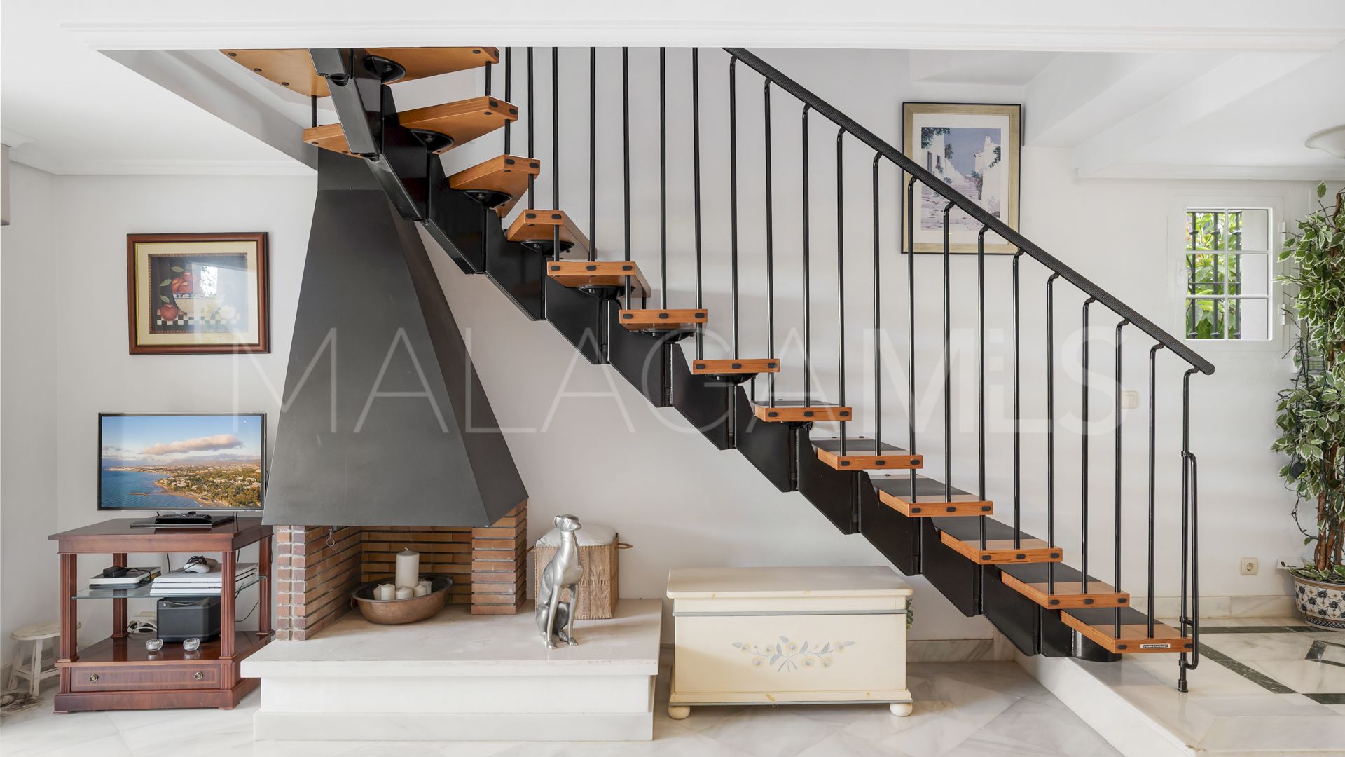 For sale town house in Golden Mile