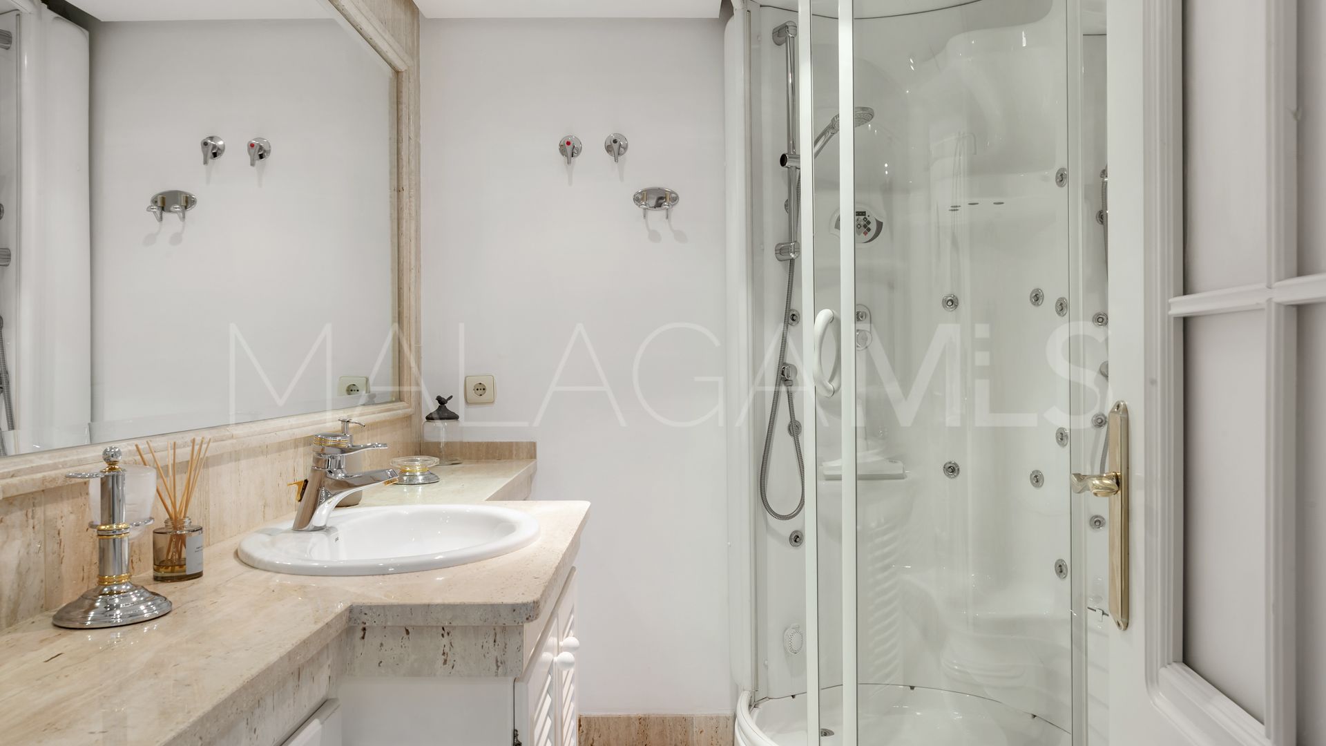 For sale town house in Golden Mile