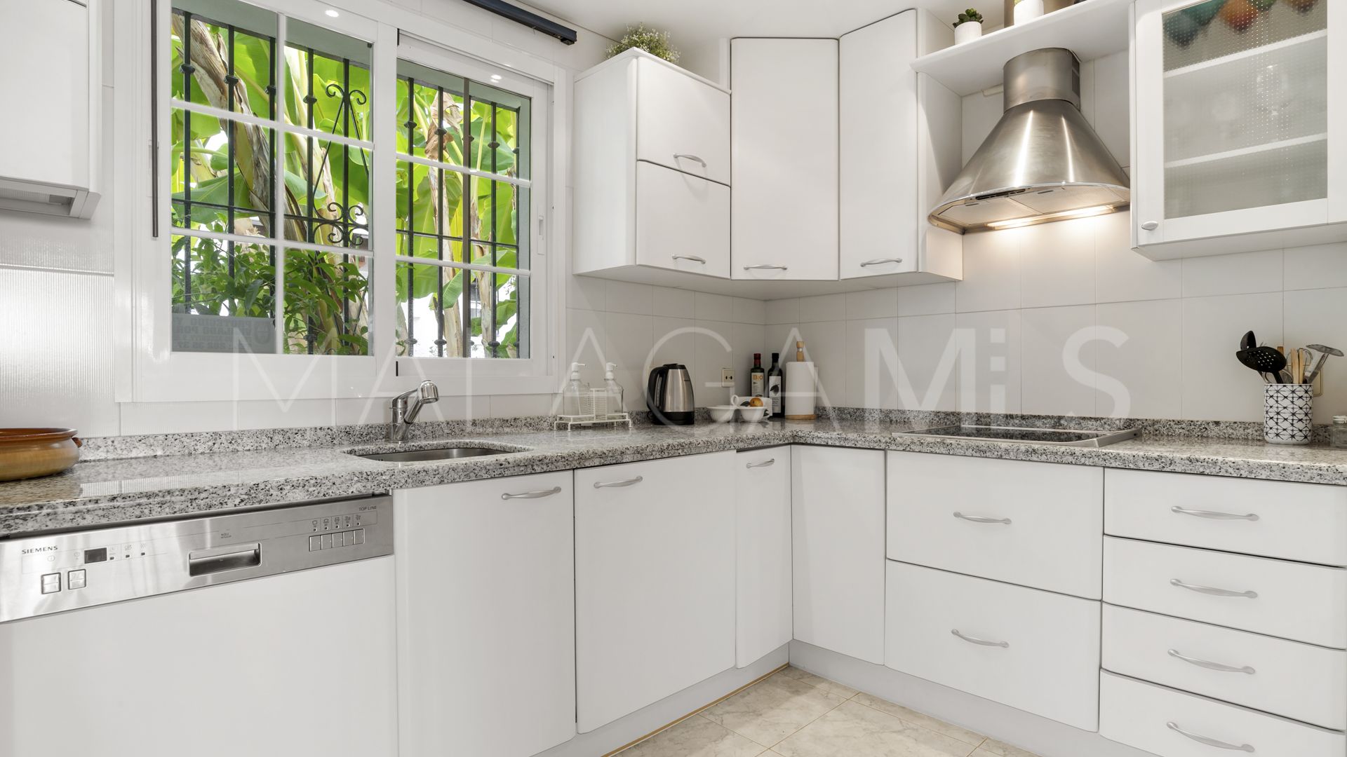 For sale town house in Golden Mile