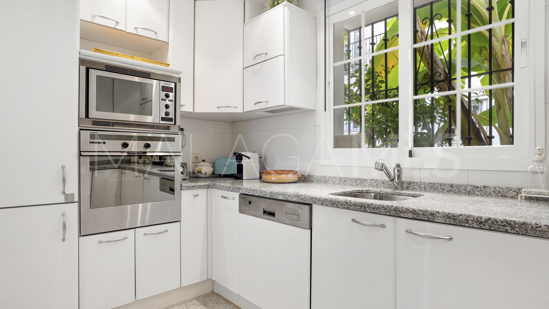 For sale town house in Golden Mile