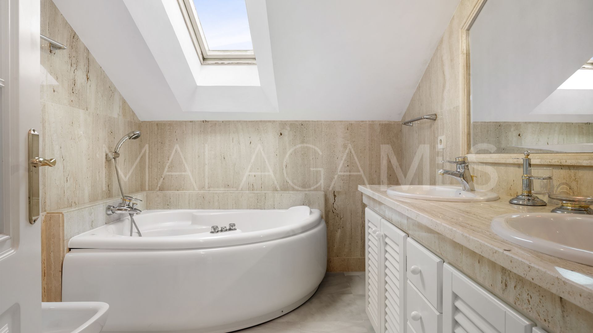 For sale town house in Golden Mile