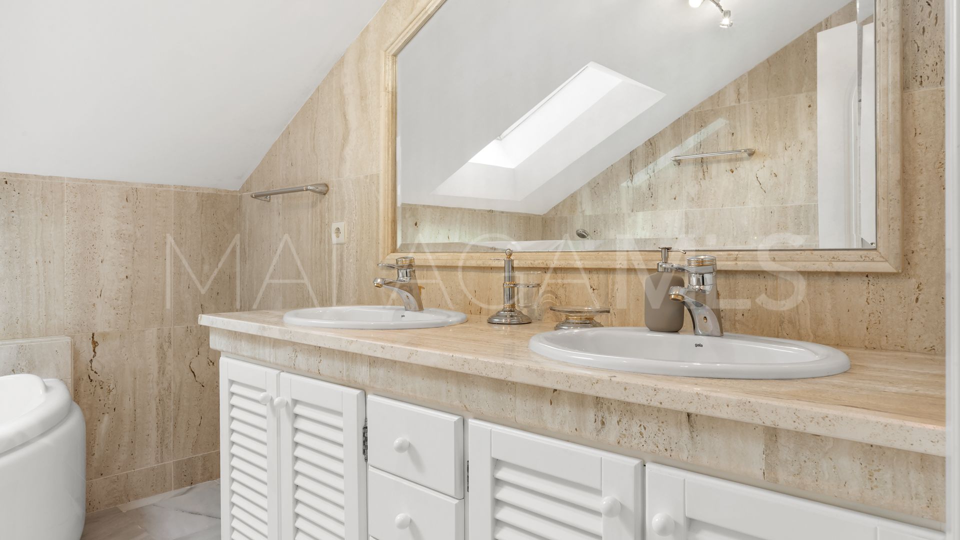 For sale town house in Golden Mile