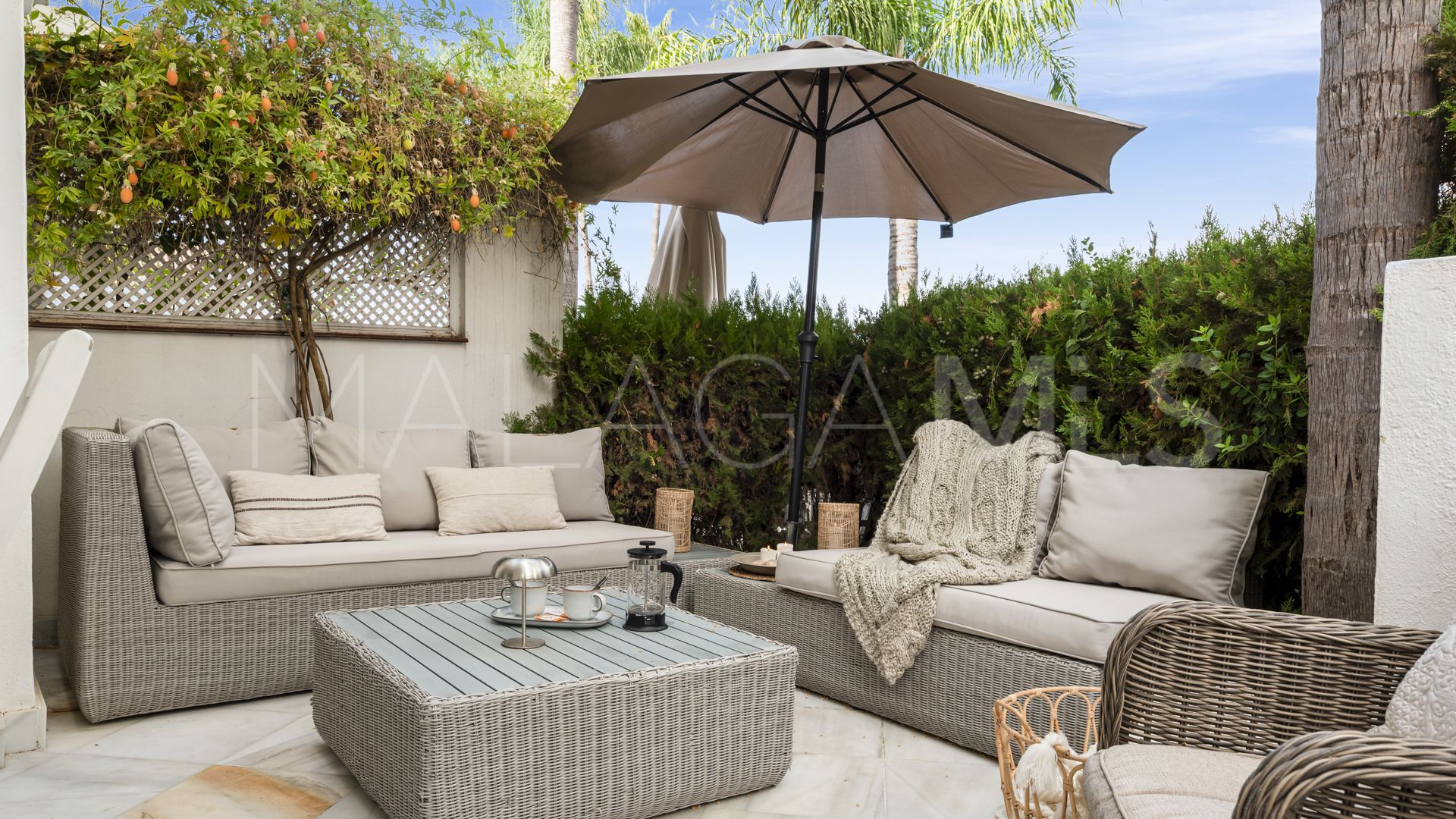 For sale town house in Golden Mile