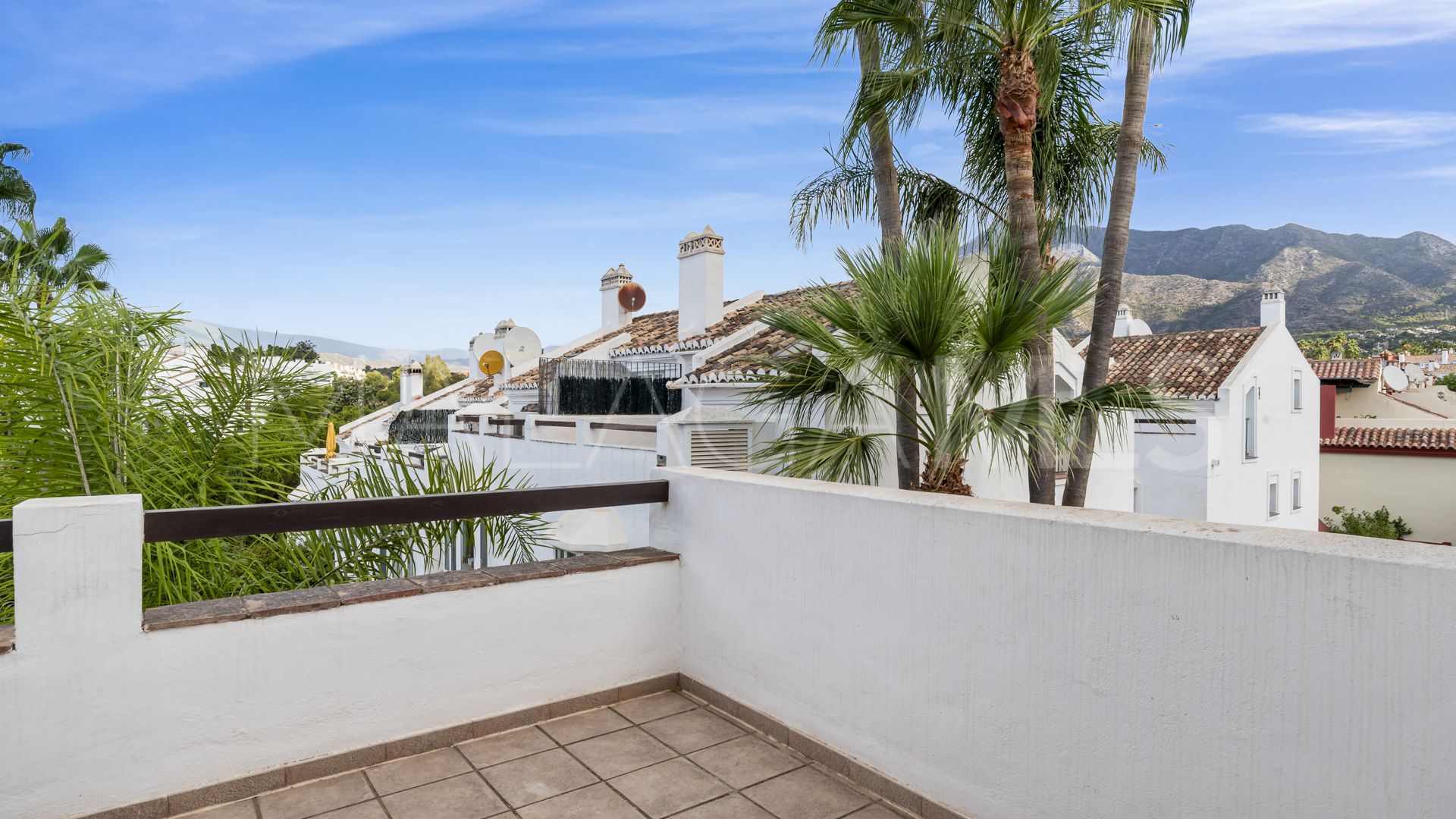 For sale town house in Golden Mile