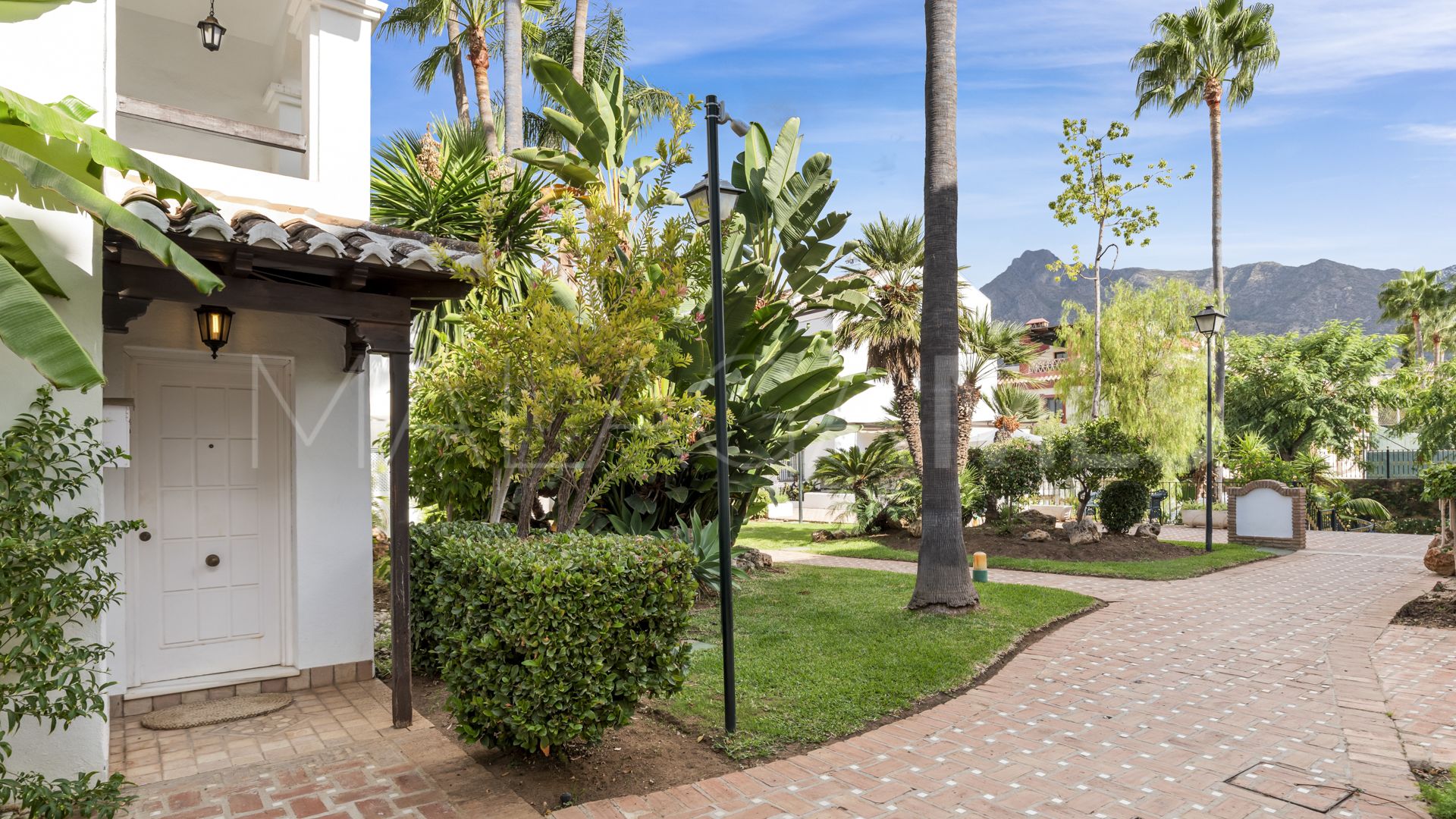 For sale town house in Golden Mile