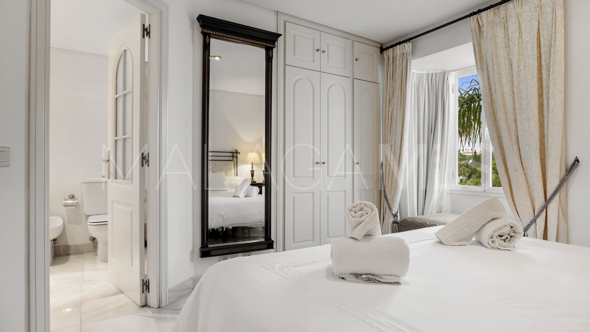 For sale town house in Golden Mile