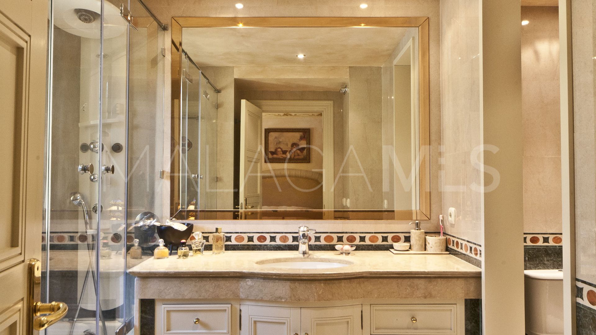 Villa for sale in Nueva Andalucia