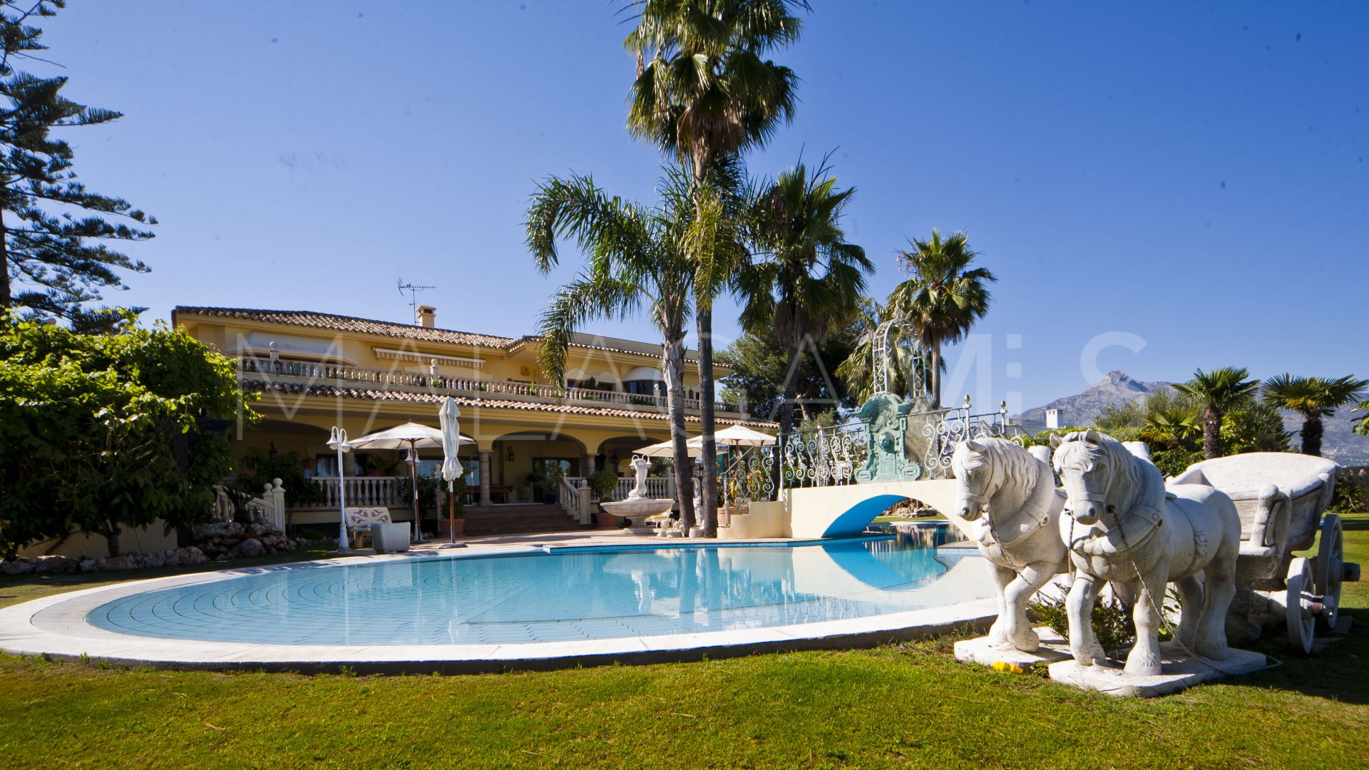 Villa for sale in Nueva Andalucia