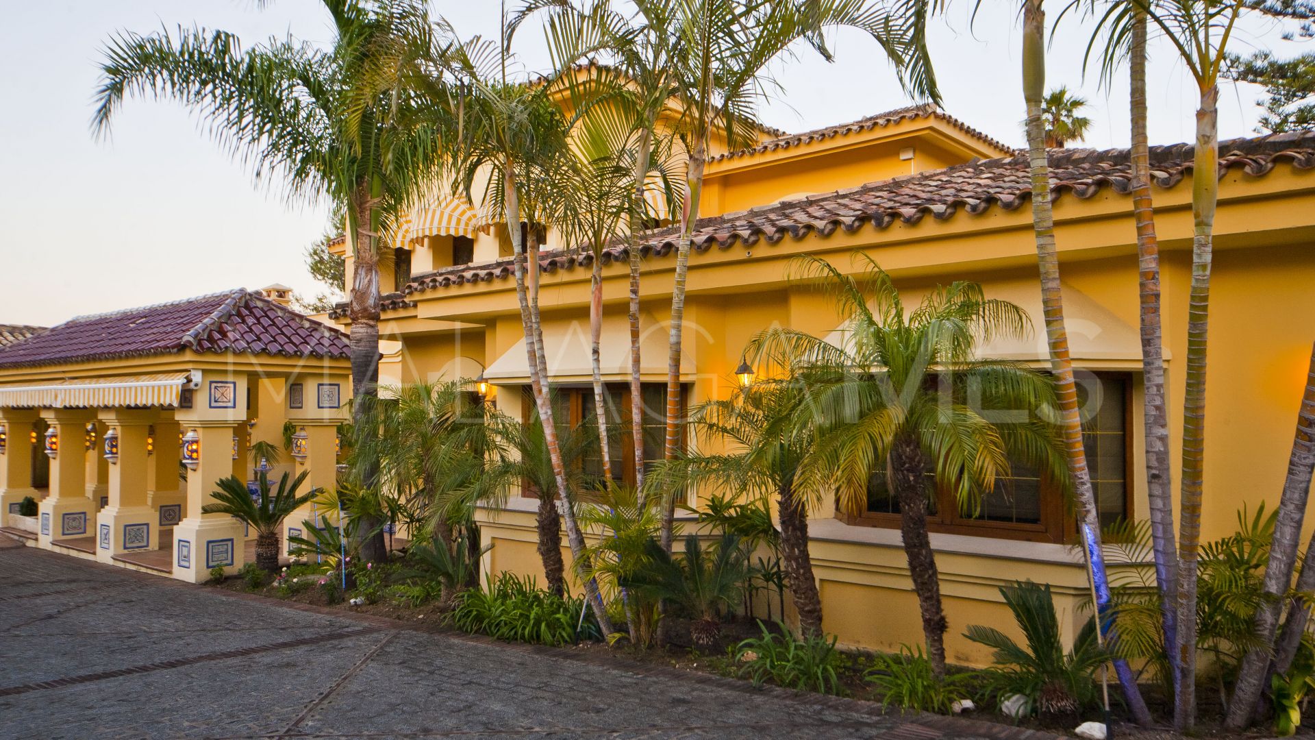 Villa for sale in Nueva Andalucia