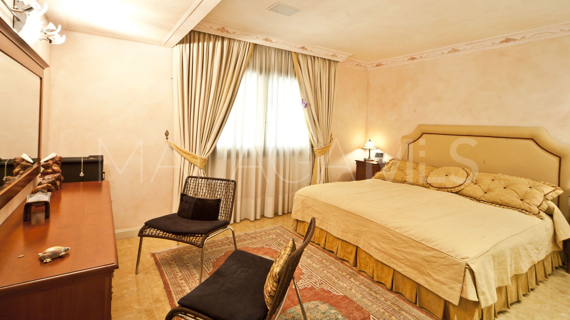 Villa for sale in Nueva Andalucia