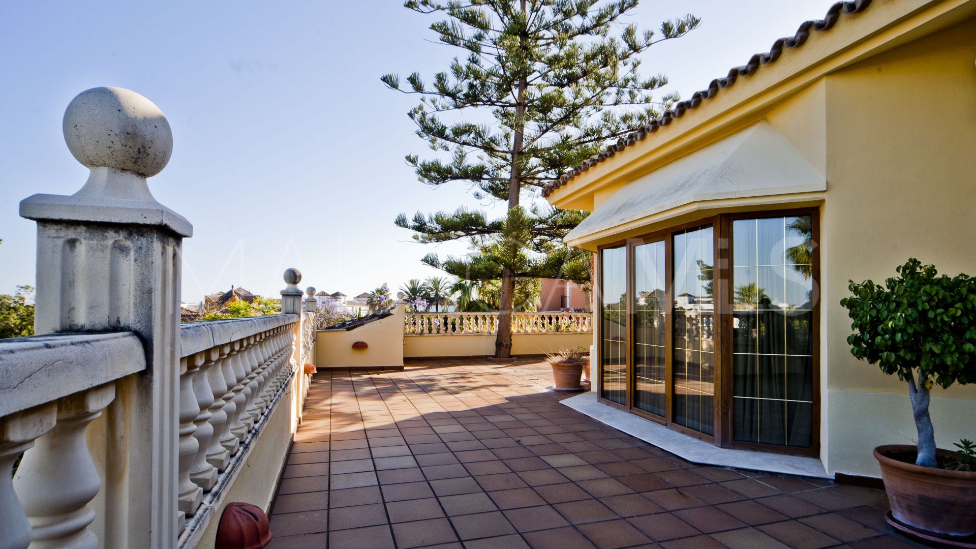 Villa for sale in Nueva Andalucia