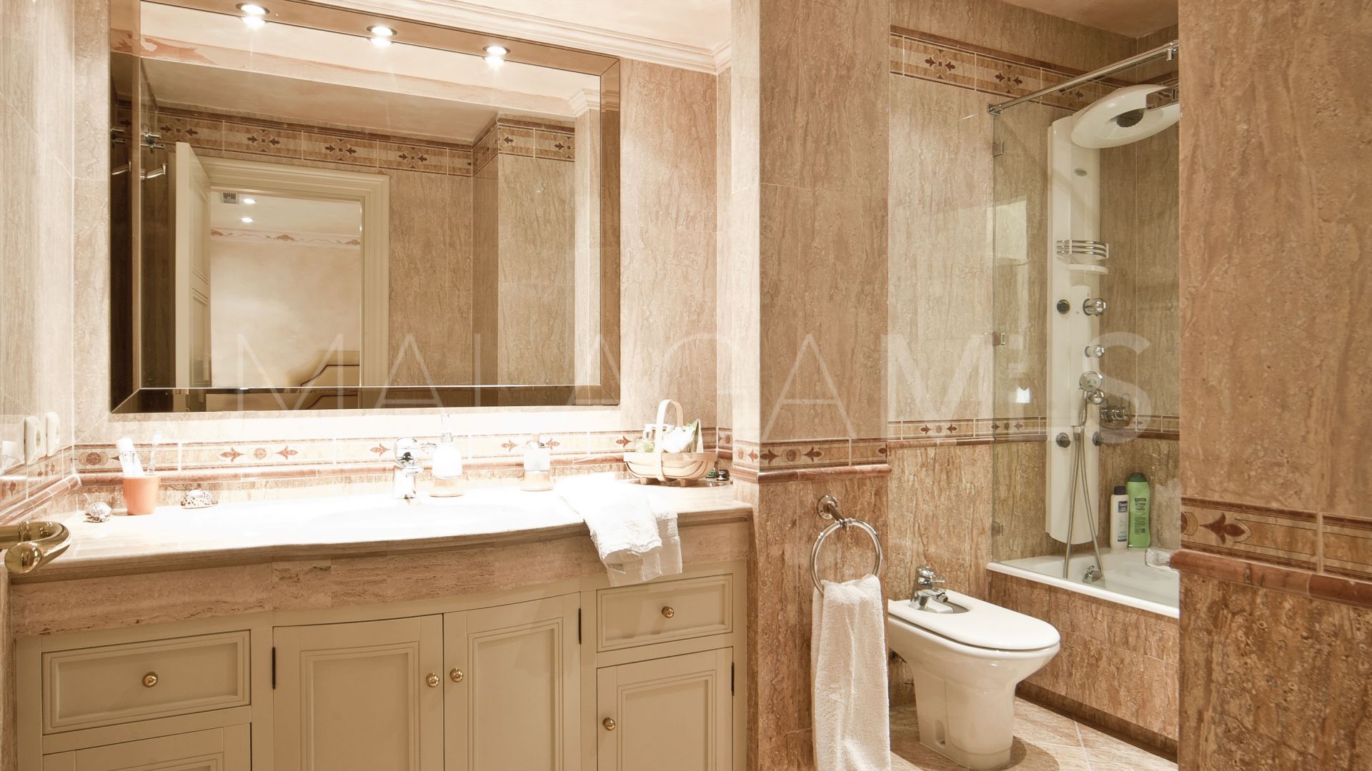 Villa for sale in Nueva Andalucia