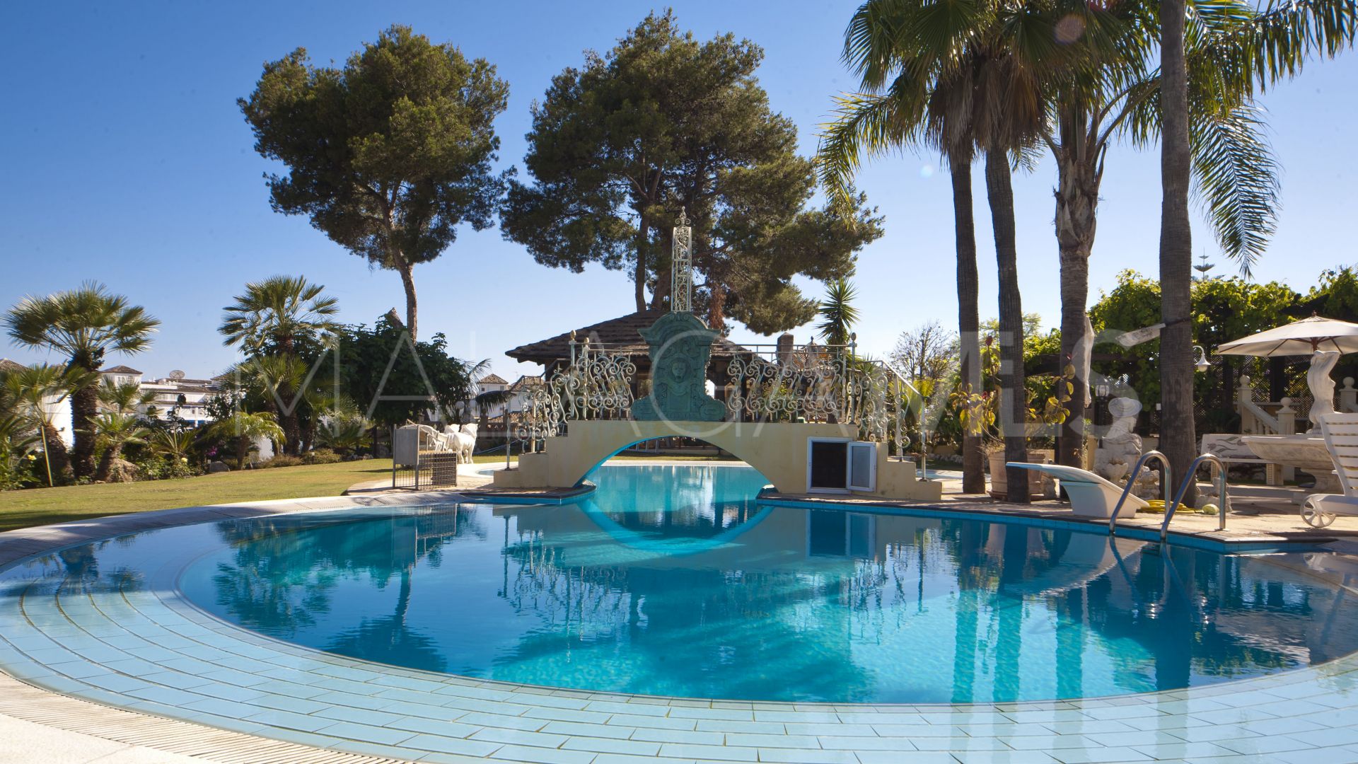 Villa for sale in Nueva Andalucia