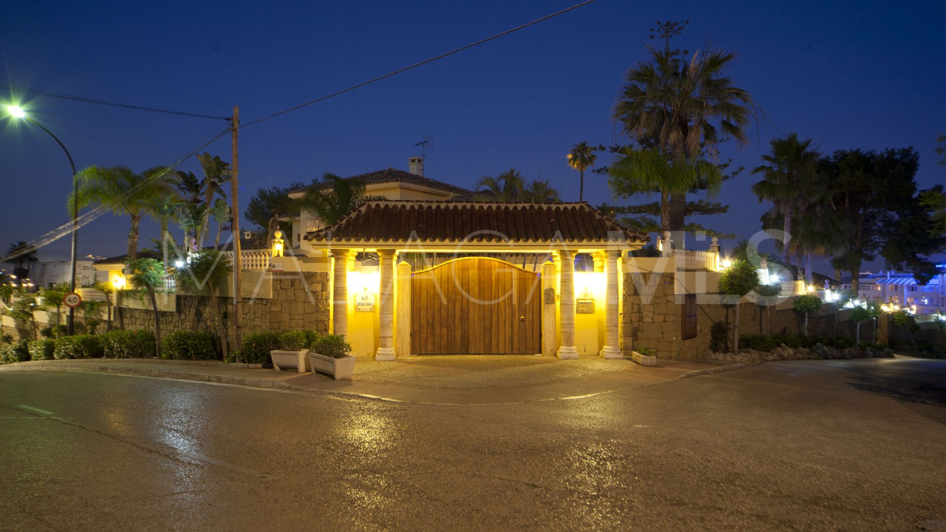 Villa for sale in Nueva Andalucia